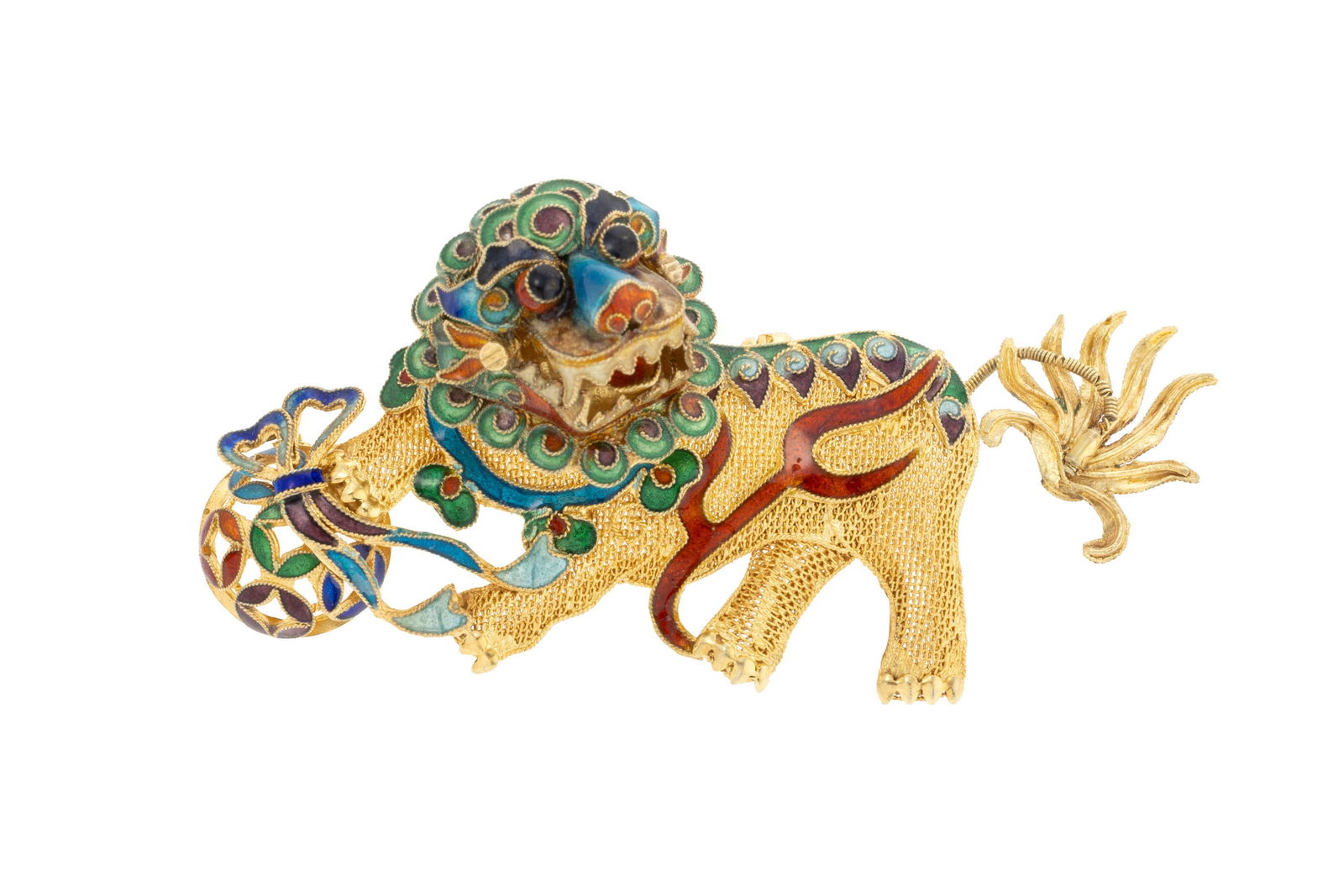 Broche chien de Fo en or 585 et émail polychrome, la tête et la queue "tremblants", long. : Broche chien de Fo en or 585 et émail polychrome, la tête et la queue "tremblants", long. 4.7 cm, 10g (dégât) ConditionEtat bon à moyen. La fil à ressort retenant la