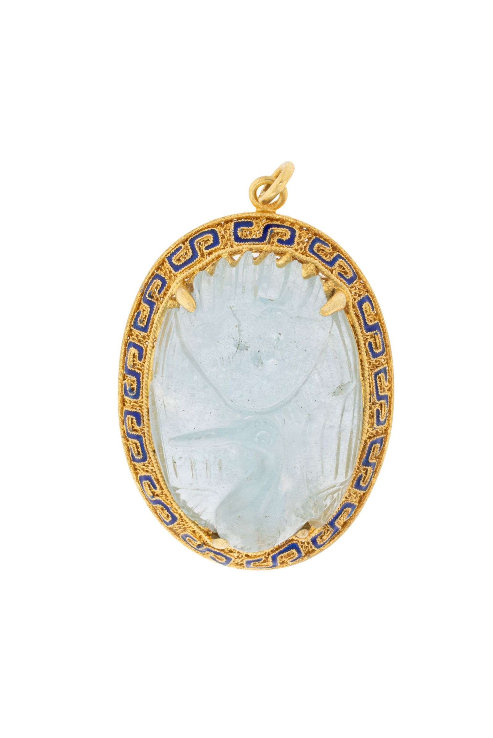 Pendentif or 585 serti d'une aigue-marine gravée représentant une grue entourée d'une: Pendentif or 585 serti d'une aigue-marine gravée représentant une grue entourée d'une frise émaillée, h. 3.8 cm, 11g ConditionBon état de conservation général.