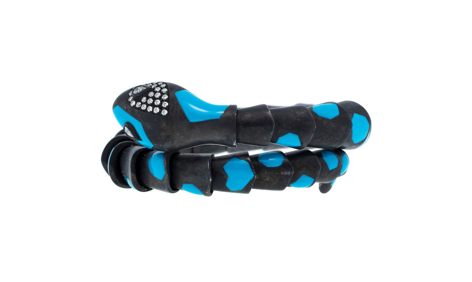 Bracelet flexible figurant un serpent en acier noirci s'enroulant autour du poignet tacheté d'&: Bracelet flexible figurant un serpent en acier noirci s'enroulant autour du poignet tacheté d'émail bleu, la tête sertie de diamants taille poire et brillant, circ. environ 14-15