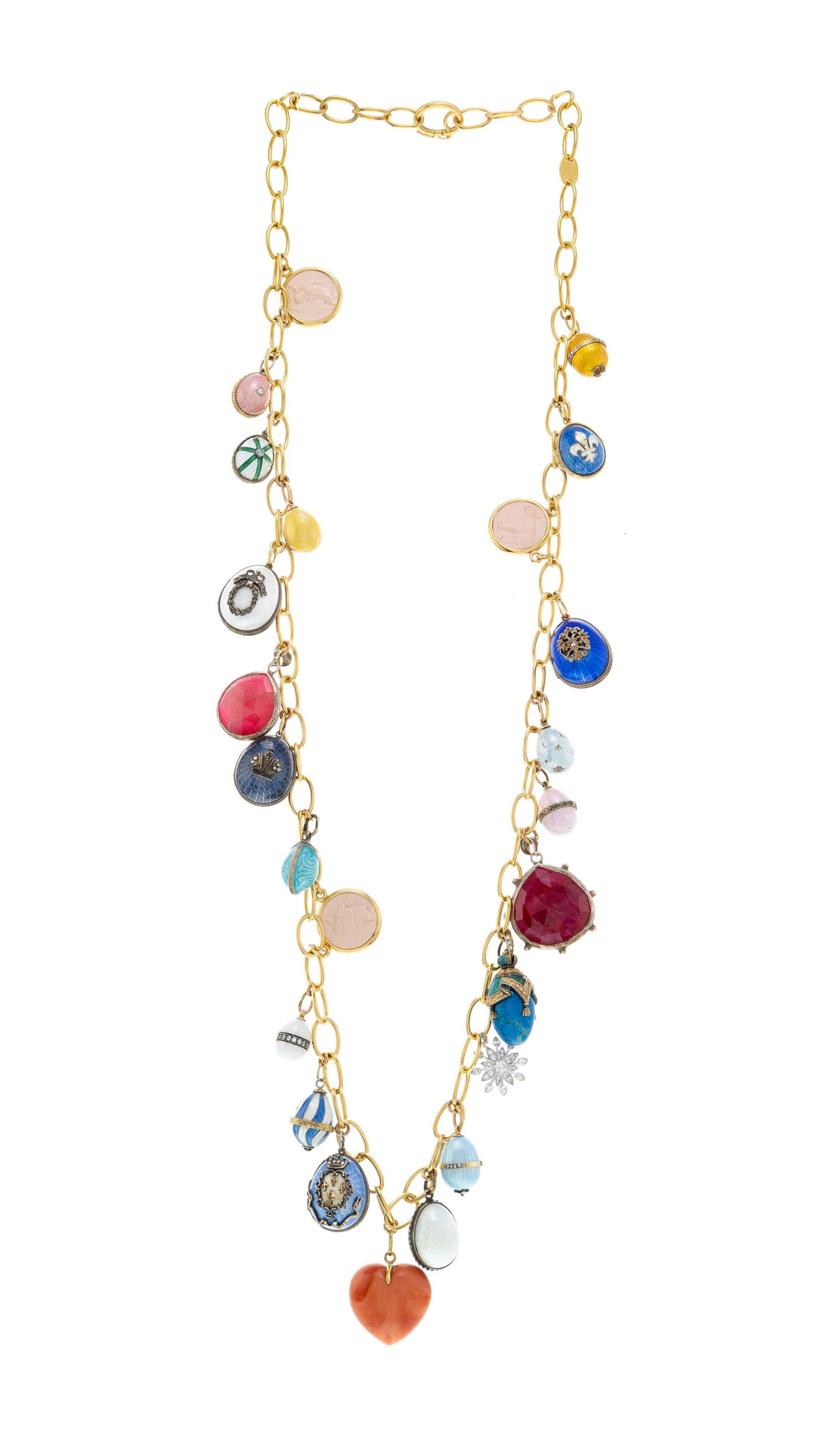 Sautoir en métal doré retenant une multitude de pendentifs en métal, or et argent don: Sautoir en métal doré retenant une multitude de pendentifs en métal, or et argent dont des œufs émaillés en polychromie, certains sertis de diamants ou de strass, un coeu