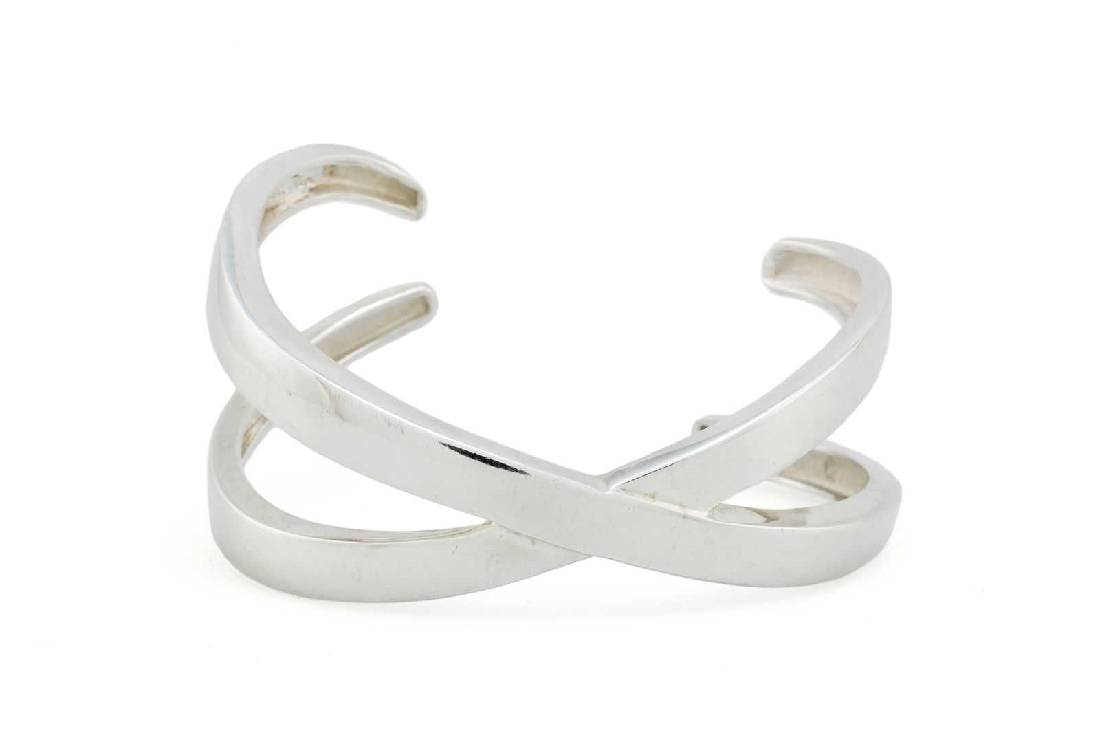 Tiffany&Co et Paloma Picasso, bracelet rigide argent, signé, circ. 16.5 cm: Tiffany&Co et Paloma Picasso, bracelet rigide argent, signé, circ. 16.5 cm ConditionBon état de conservation général. Présence de rayures et micro rayures d'usage normal. 