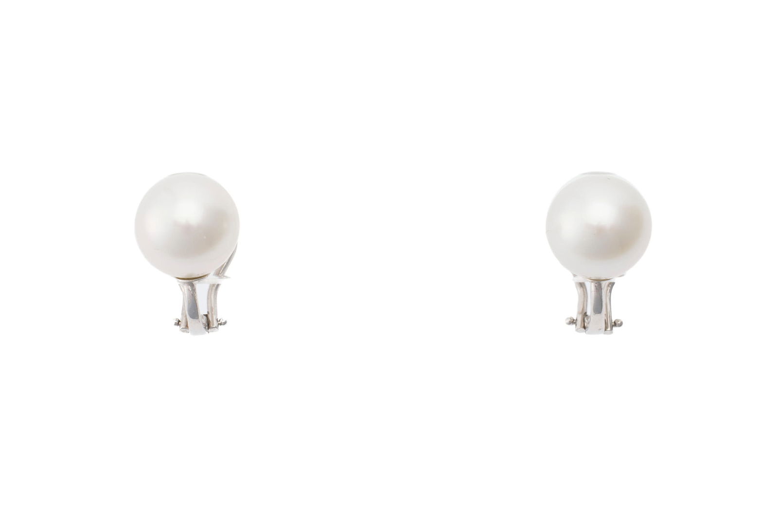 Mikimoto, paire de boucles d’oreilles or gris 750 serties de perles de culture blanches, une s: Mikimoto, paire de boucles d’oreilles or gris 750 serties de perles de culture blanches, une signée, h. 1.4 cm ConditionTrès bon état de conservation général.
