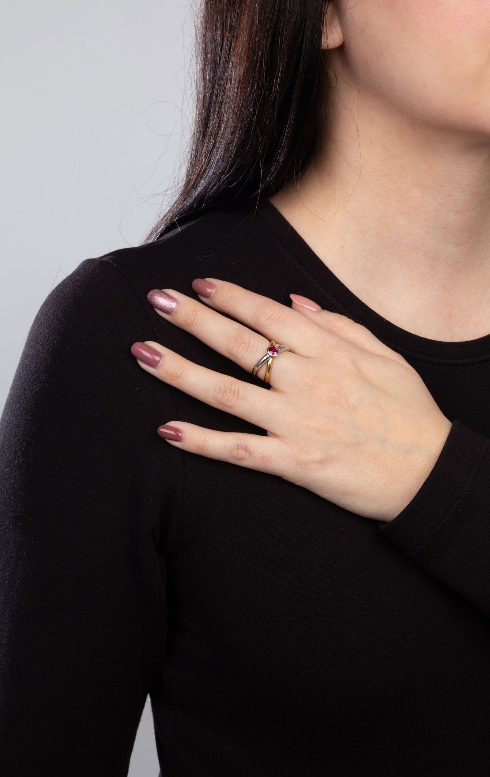 Bucherer, bague formée de deux anneaux en or gris et jaune 750, l'un serti d'un rubis taille ov - 4
