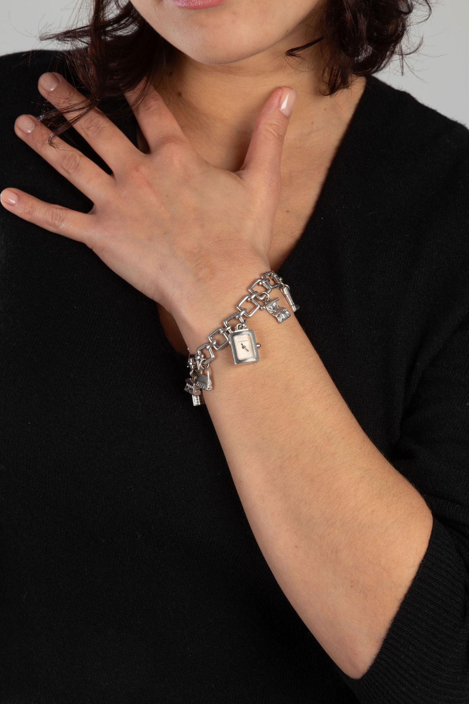 Burberry, bracelet en argent retenant 11 charms dont 1 montre, long. 19 cm Mouvement: cal. Ronda,  - 5