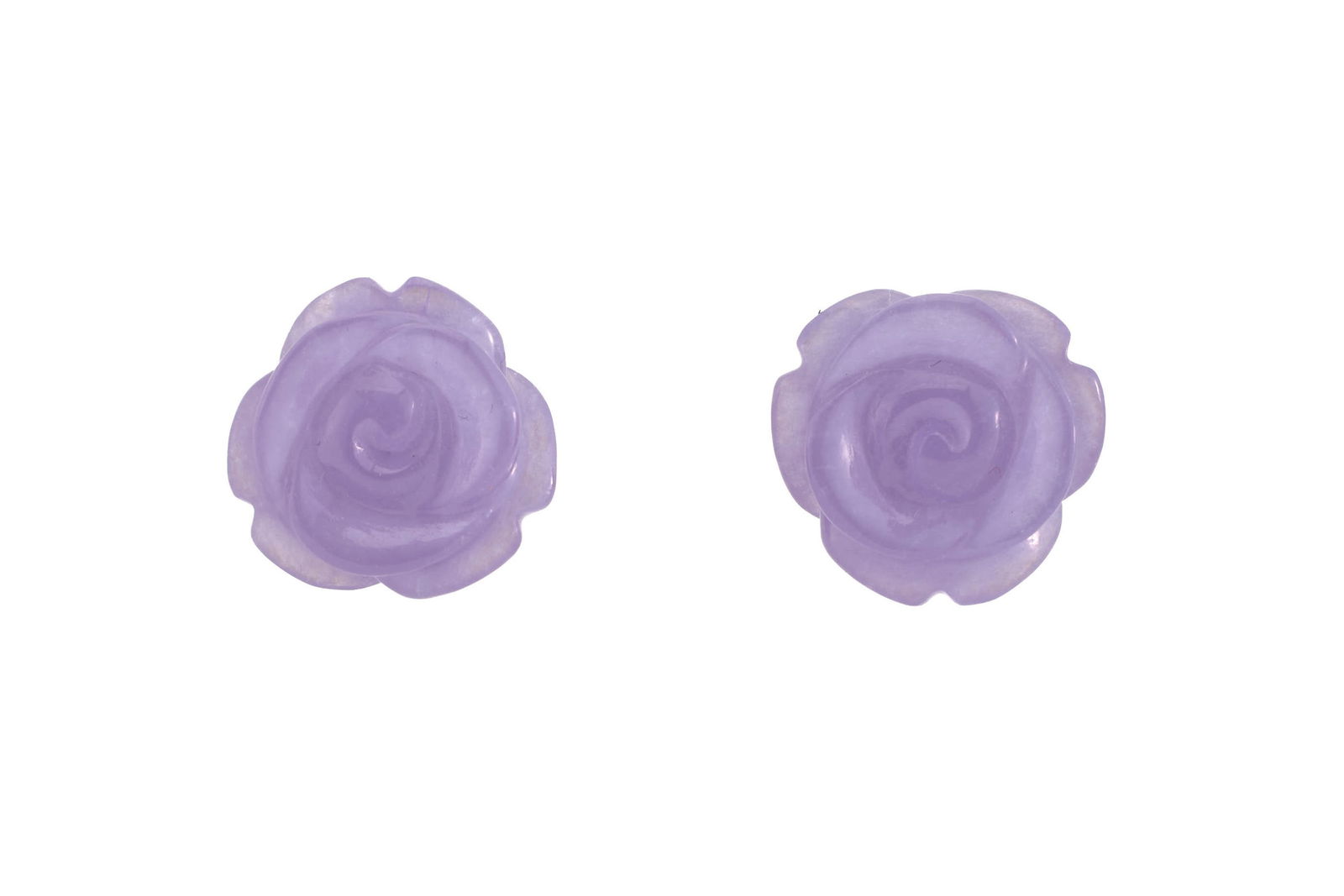 Mimi, paire de clous d'oreilles or rose 750 ornés de roses en jade lavande gravé, sign: Mimi, paire de clous d'oreilles or rose 750 ornés de roses en jade lavande gravé, signés, h. 1.3 cm ConditionTrès bon état de conservation général. 