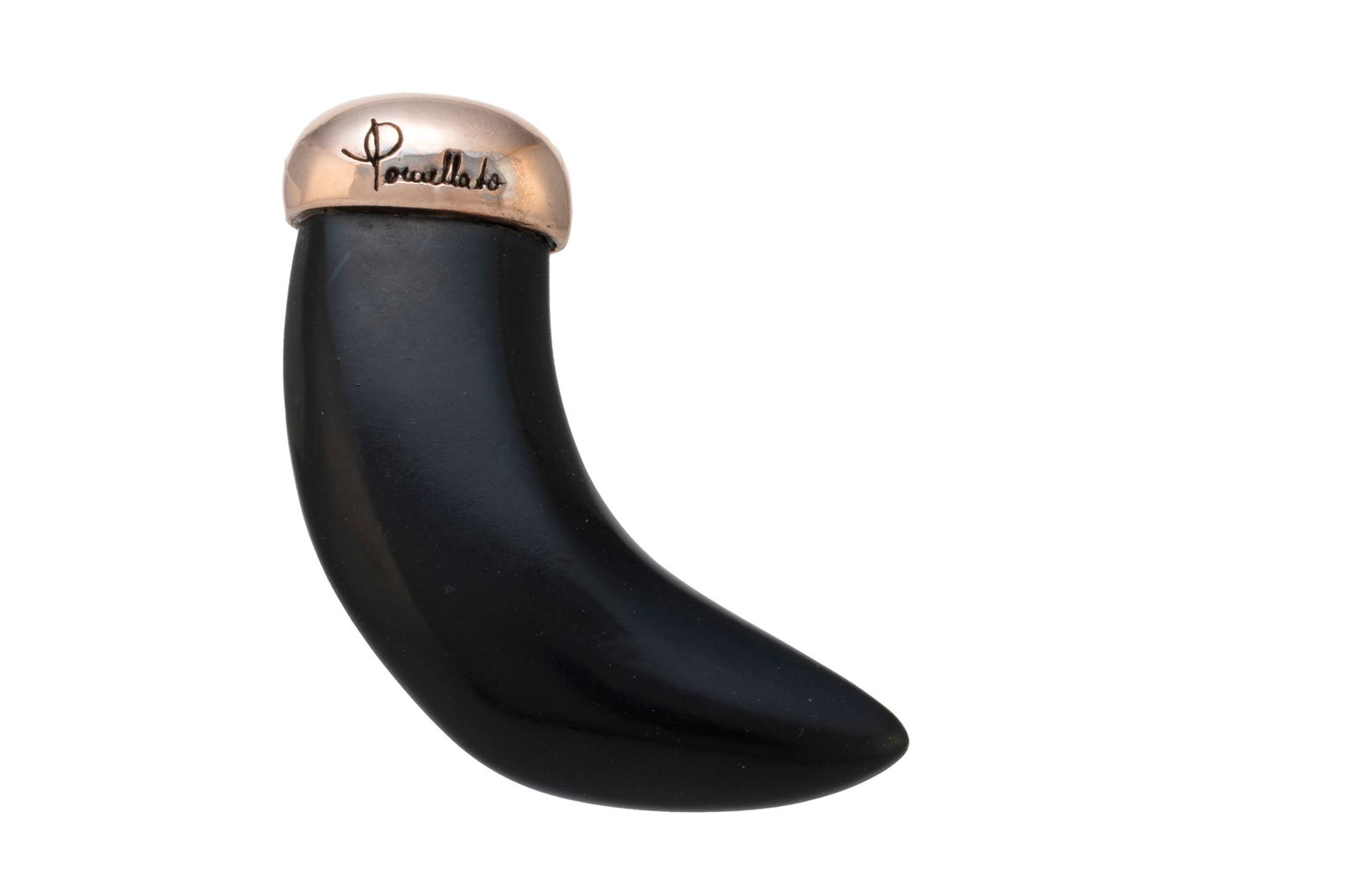 Pomellato, une (1) boucle d'oreille or rose 750 ornée d'une griffe en jais, signée, h. 2.5: Pomellato, une (1) boucle d'oreille or rose 750 ornée d'une griffe en jais, signée, h. 2.5 cm ConditionTrès bon état de conservation général. Il n'y a qu'une boucle. 