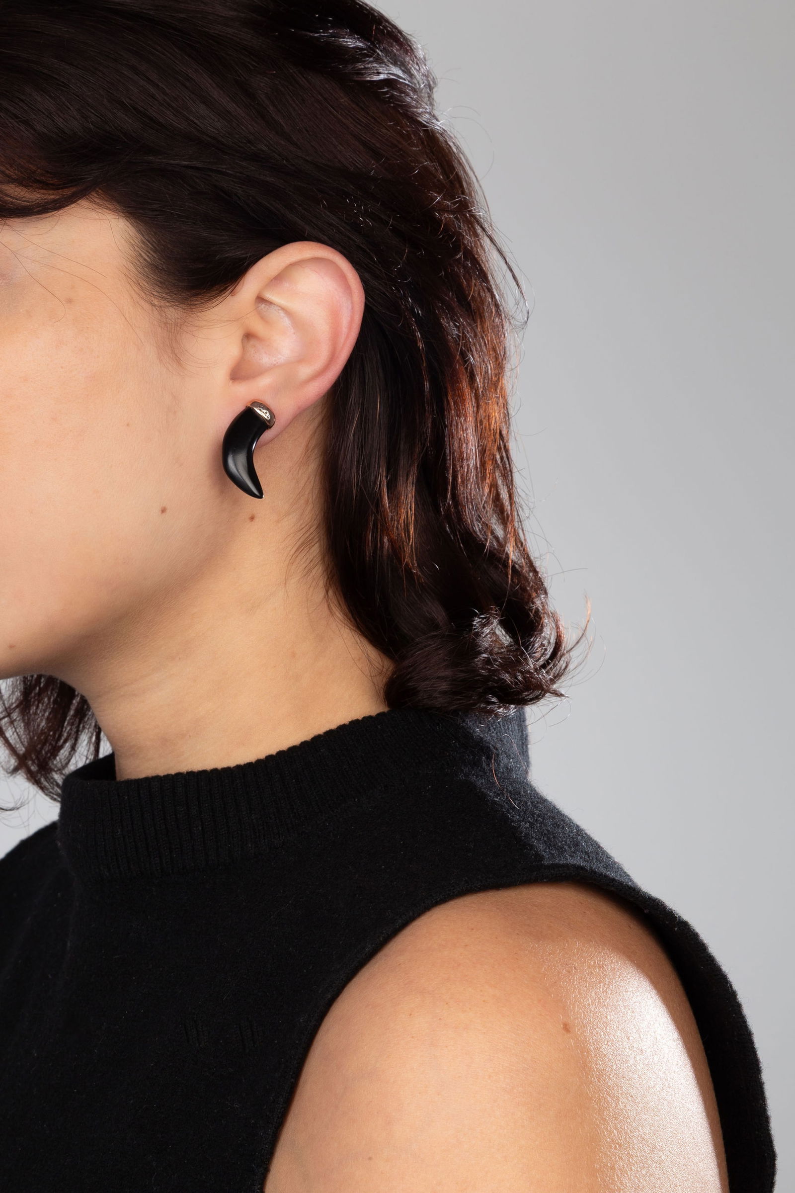 Pomellato, une (1) boucle d'oreille or rose 750 ornée d'une griffe en jais, signée, h. 2.5 - 4