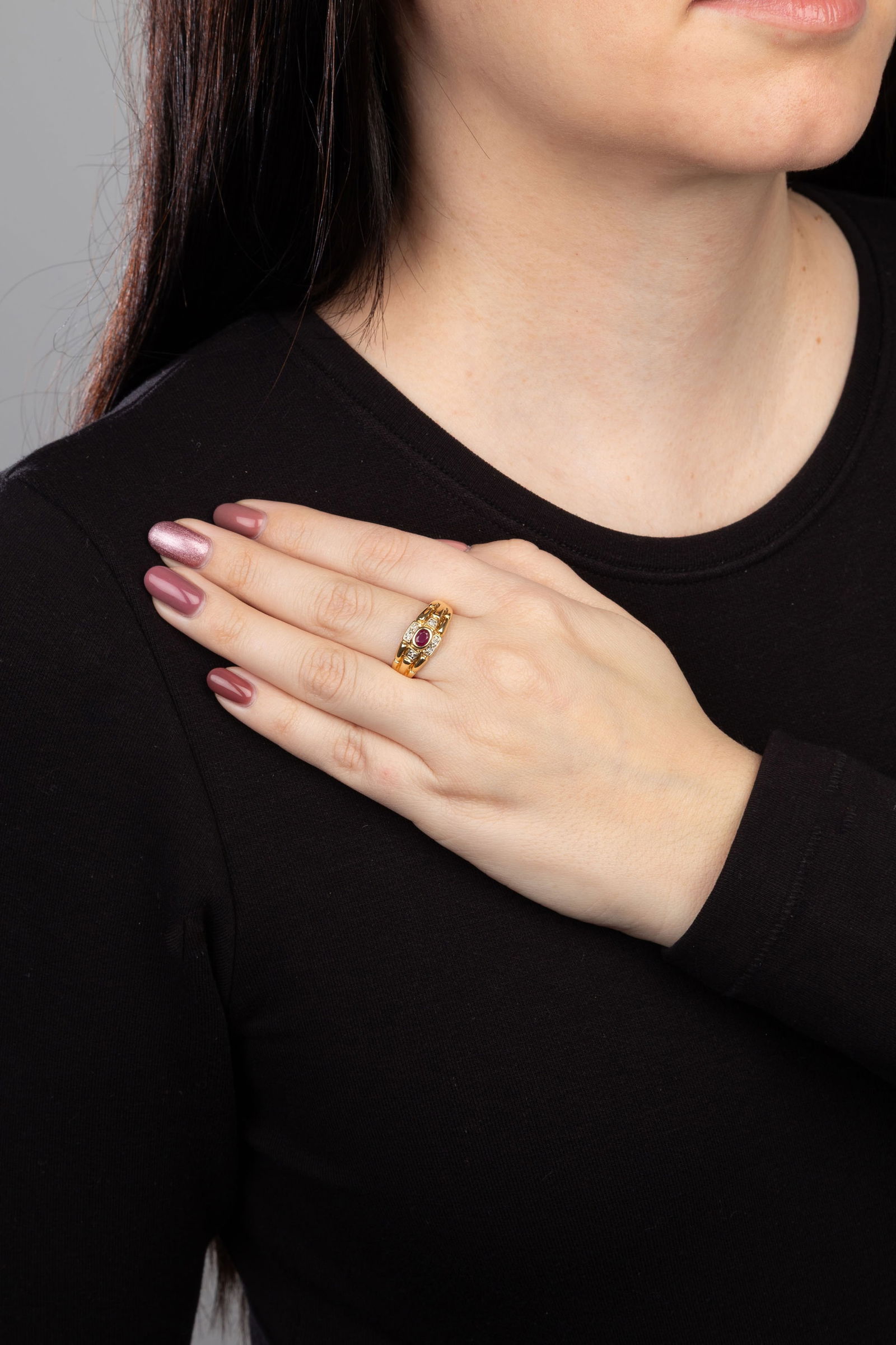 Bucherer, bague or 750 sertie d'un rubis ovale encadré de diamants taille brillant, signée - 4