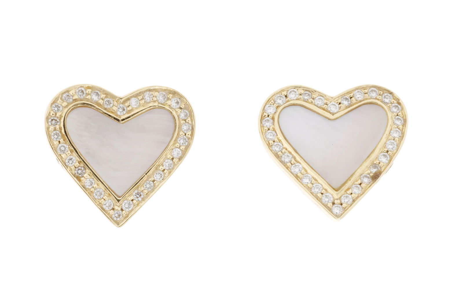 Victoria Casal, paire de clous d'oreilles cœurs or 750 ornés de plaques de nacre entour: Victoria Casal, paire de clous d'oreilles cœurs or 750 ornés de plaques de nacre entourées de diamants taille brillant, signés, h. 1.1 cm ConditionBon état de conservation