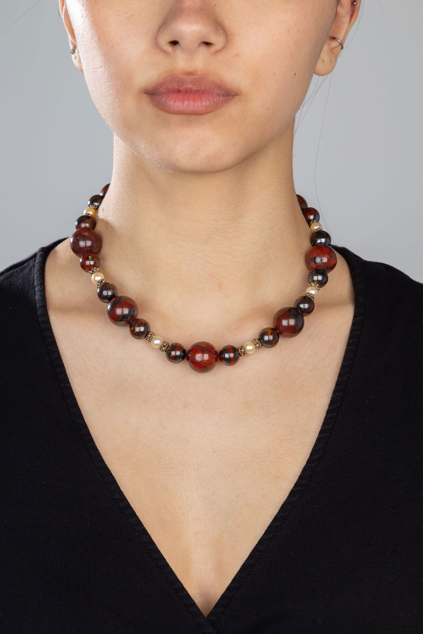 Gilbert Albert, collier composé de billes de jaspe-hématite alternées de perles de cu - 3
