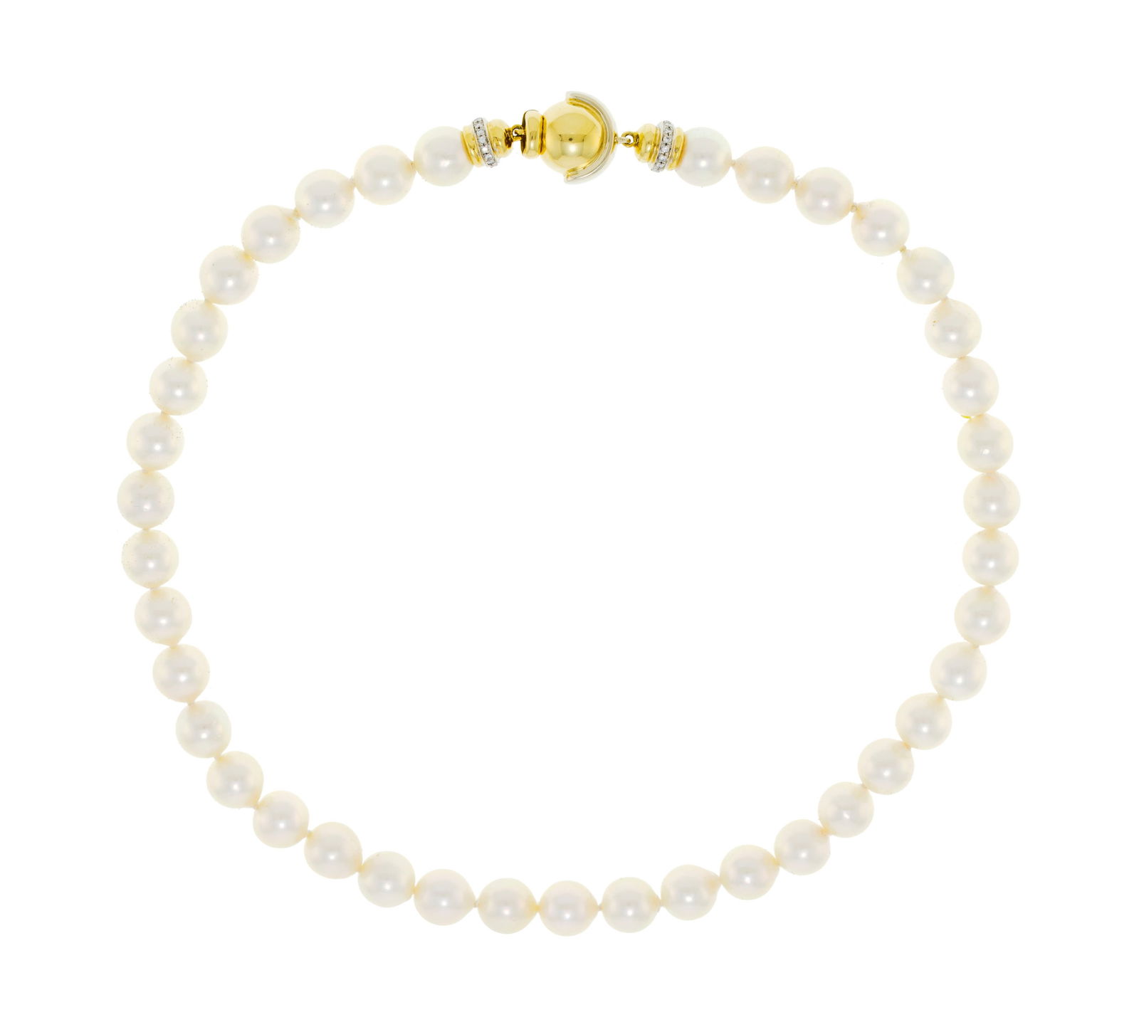 Bucherer, collier de perles de culture blanches, fermoir boule 2 ors 750 serti de diamants taille br: Bucherer, collier de perles de culture blanches, fermoir boule 2 ors 750 serti de diamants taille brillant, signé, long. 42.5 cm, boîte ConditionBon état de conservation