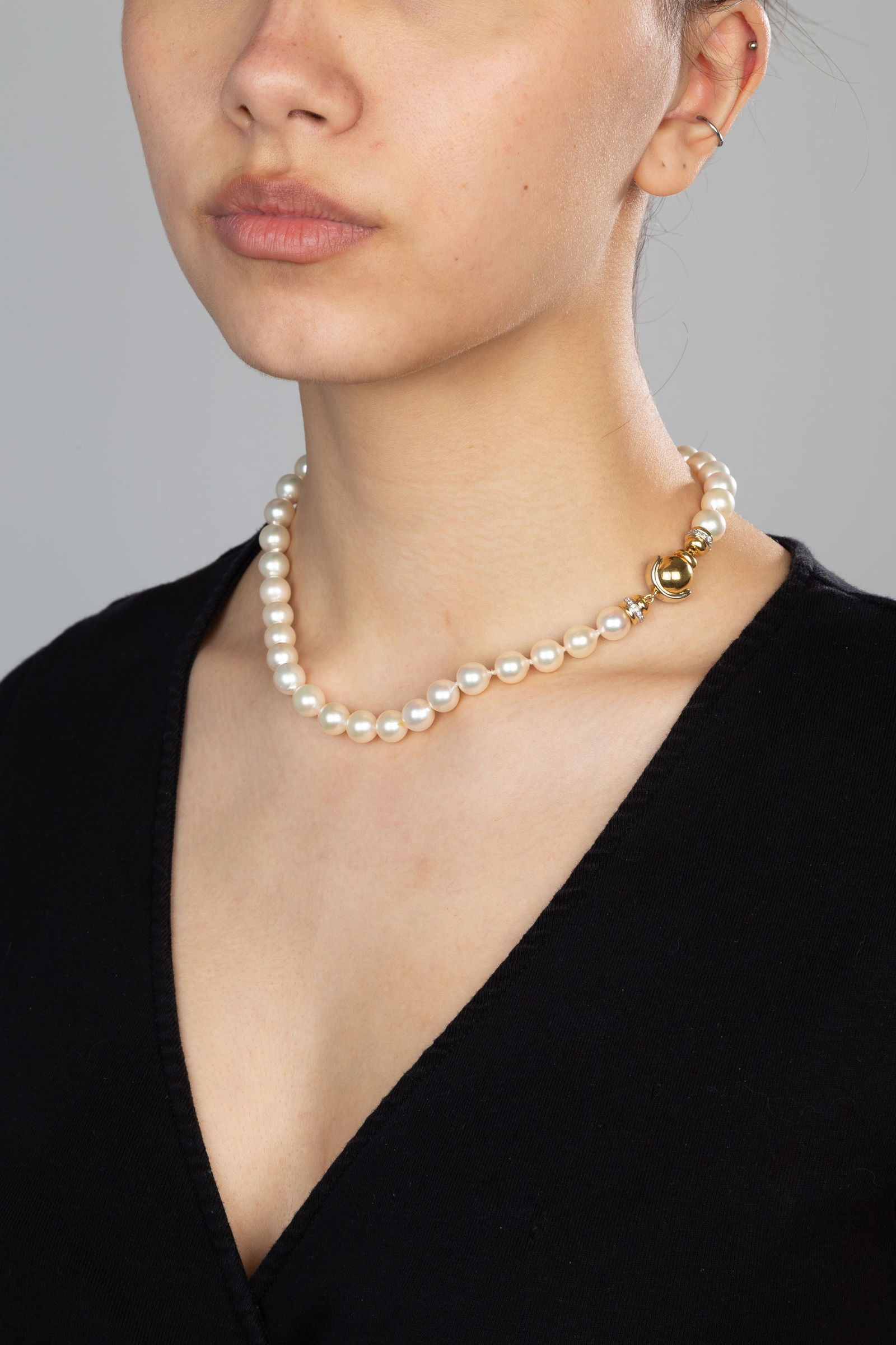 Bucherer, collier de perles de culture blanches, fermoir boule 2 ors 750 serti de diamants taille br - 3