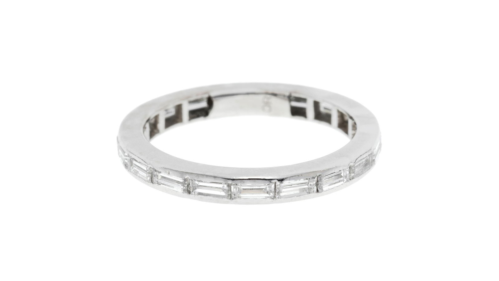 Anneau or gris 750 serti de diamants taille baguette, doigt 50-10: Anneau or gris 750 serti de diamants taille baguette, doigt 50-10 ConditionBon état de conservation général Présence de micro rayures et rayures d'usage normal Gemmes : bon