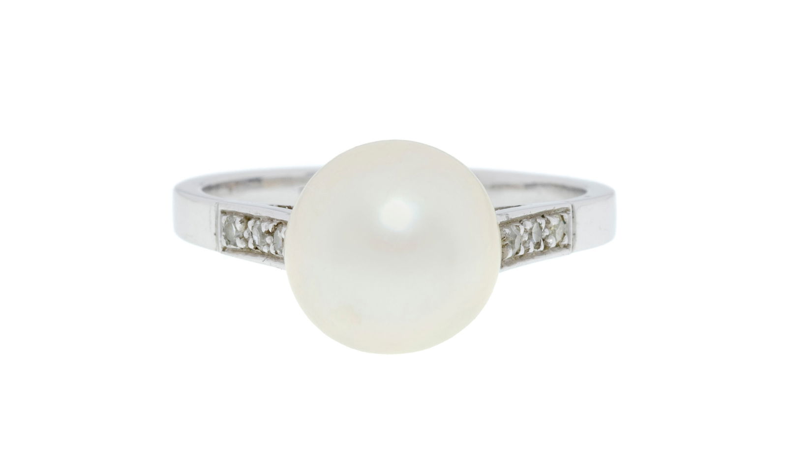 Bague platine sertie d'une perle blanche (non testée) épaulée de diamants taille 8/8,: Bague platine sertie d'une perle blanche (non testée) épaulée de diamants taille 8/8, doigt 56-16 ConditionBon état de conservation général. Présence de rayures et