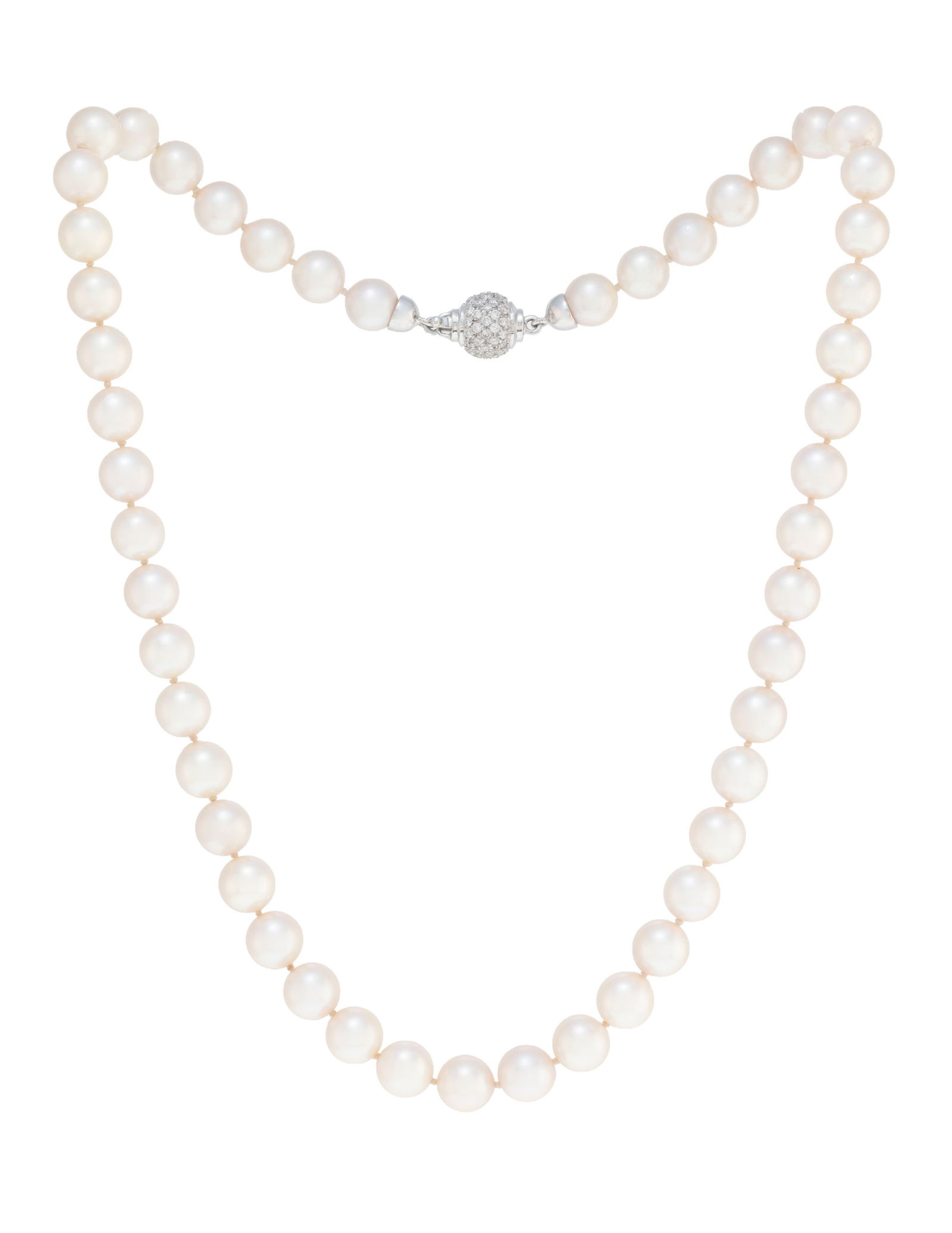 Collier 1 rang de perles de culture blanches, fermoir en or gris 750 serti de diamants taille brilla: Collier 1 rang de perles de culture blanches, fermoir en or gris 750 serti de diamants taille brillant, long. 45.5 cm Condition Très bon état de conservation général. Présence