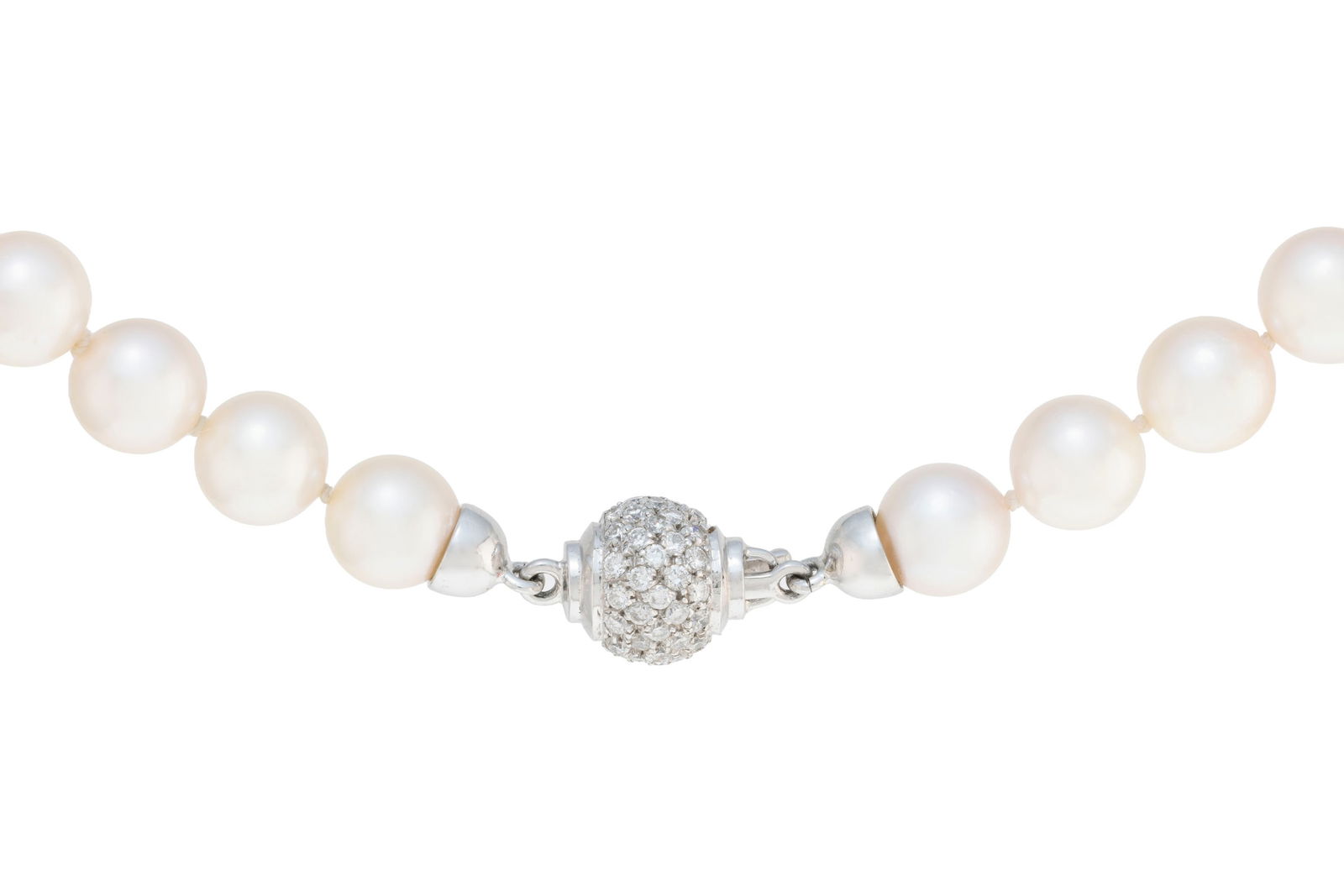 Collier 1 rang de perles de culture blanches, fermoir en or gris 750 serti de diamants taille brilla - 2