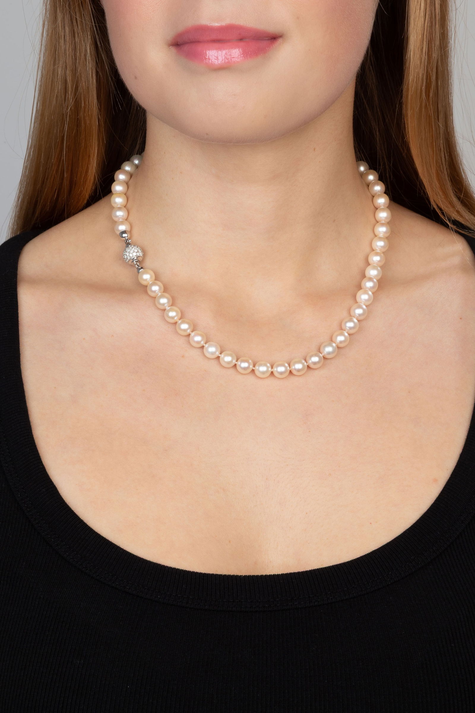 Collier 1 rang de perles de culture blanches, fermoir en or gris 750 serti de diamants taille brilla - 4