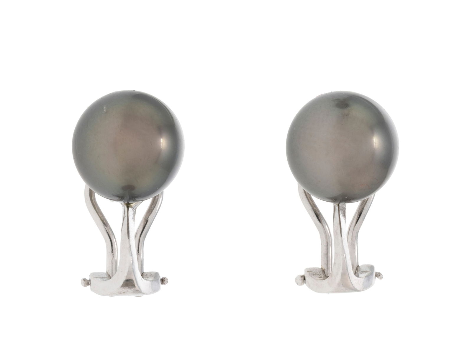 Paire de clips d'oreilles or gris 750 ornés de perles de culture de Tahiti, h. 1.7 cm: Paire de clips d'oreilles or gris 750 ornés de perles de culture de Tahiti, h. 1.7 cm ConditionBon état de conservation général. Présence de micro rayures d'usage normal