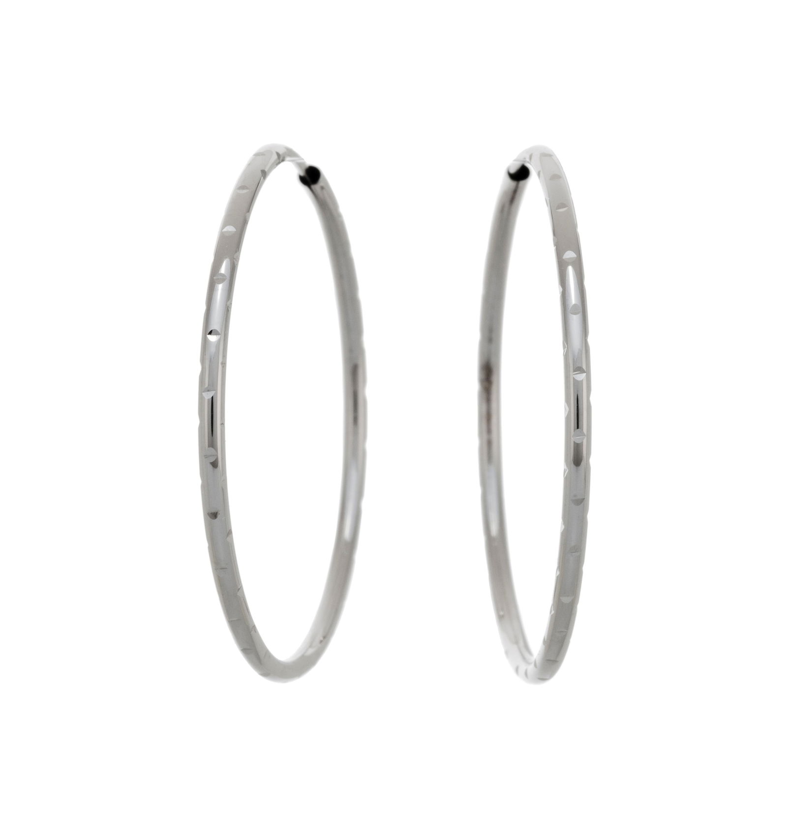 Paire de créoles or gris 750, h. 3.3 cm: Paire de créoles or gris 750, h. 3.3 cm ConditionTrès bon état de conservation général. 