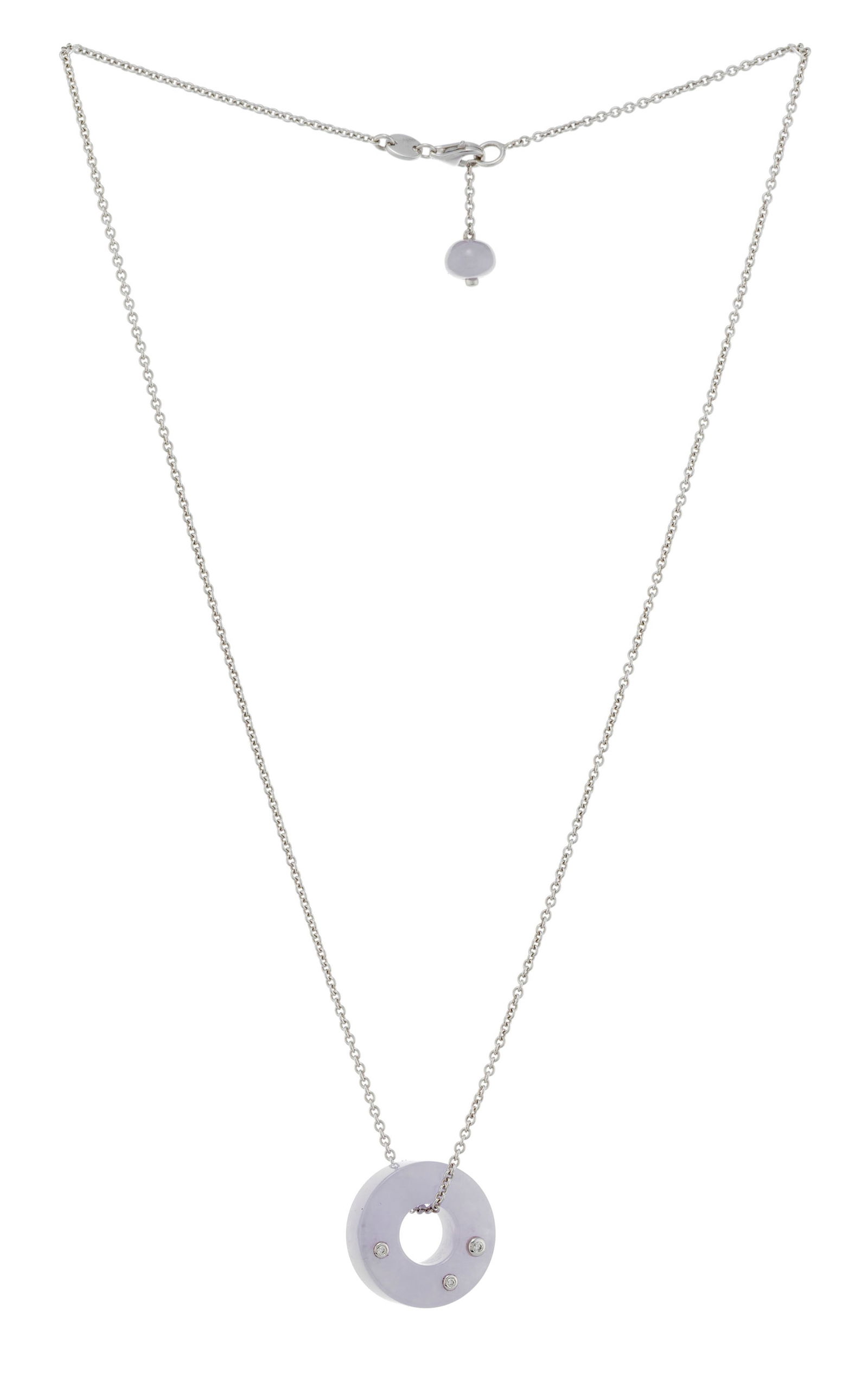 Collier or gris 750 à maille forçat retenant un anneau de jade lavande serti de diamants t: Collier or gris 750 à maille forçat retenant un anneau de jade lavande serti de diamants taille brillant, long. 46 cm ConditionTrès bon état de conservation général. 