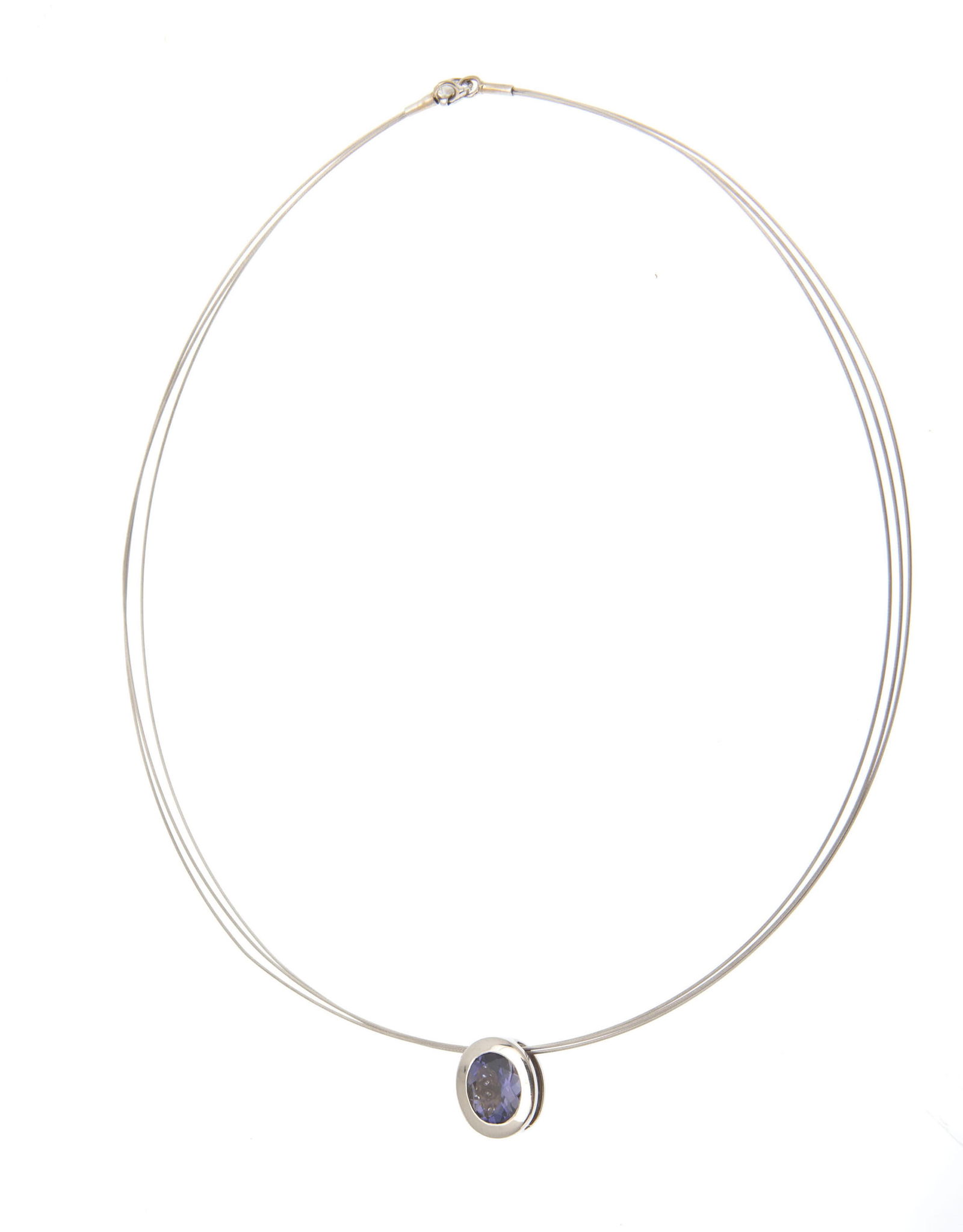 Pendentif réversible or gris 750 sertie d'une iolite ovale et de diamants taille brillant, sur : Pendentif réversible or gris 750 sertie d'une iolite ovale et de diamants taille brillant, sur une chaîne triple en acier, h. 1.4 cm, long. 41 cm, 7g Condition Bon état de conservation