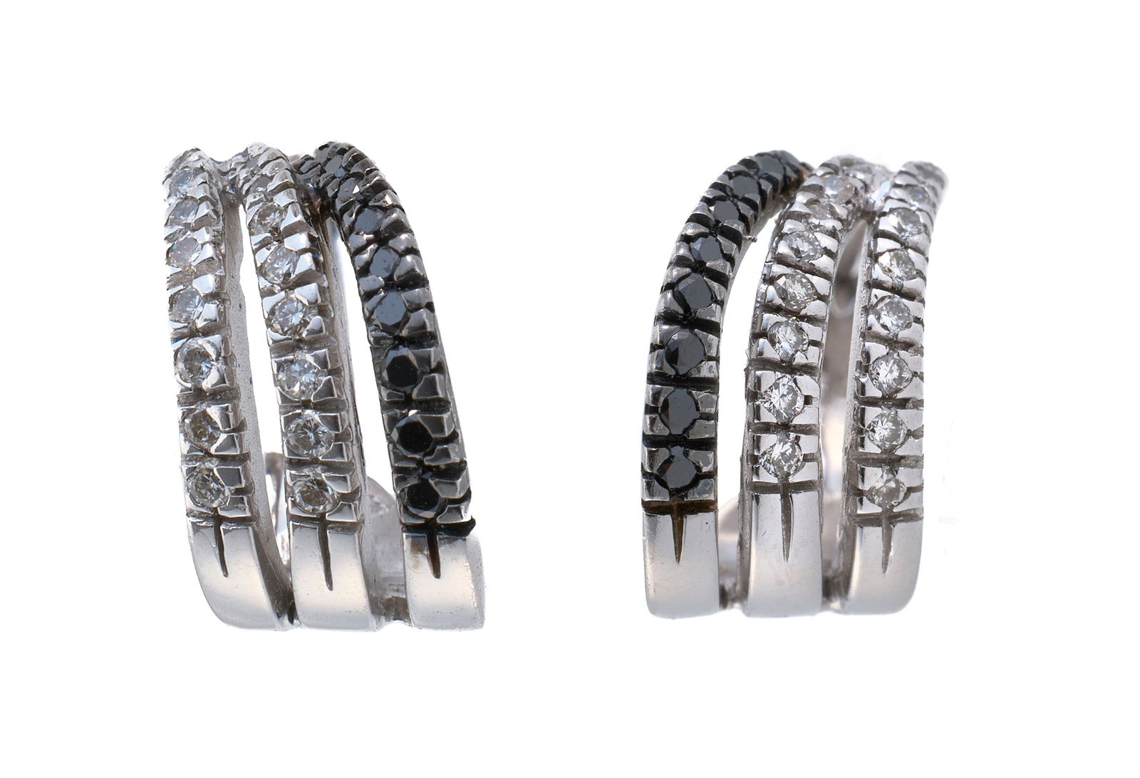 Paire de boucles d'oreilles or gris 585 composés de trois rangées de diamants noirs et inc: Paire de boucles d'oreilles or gris 585 composés de trois rangées de diamants noirs et incolores taille brillant, h. 1.2 cm, 5g ConditionBon état de conservation général.