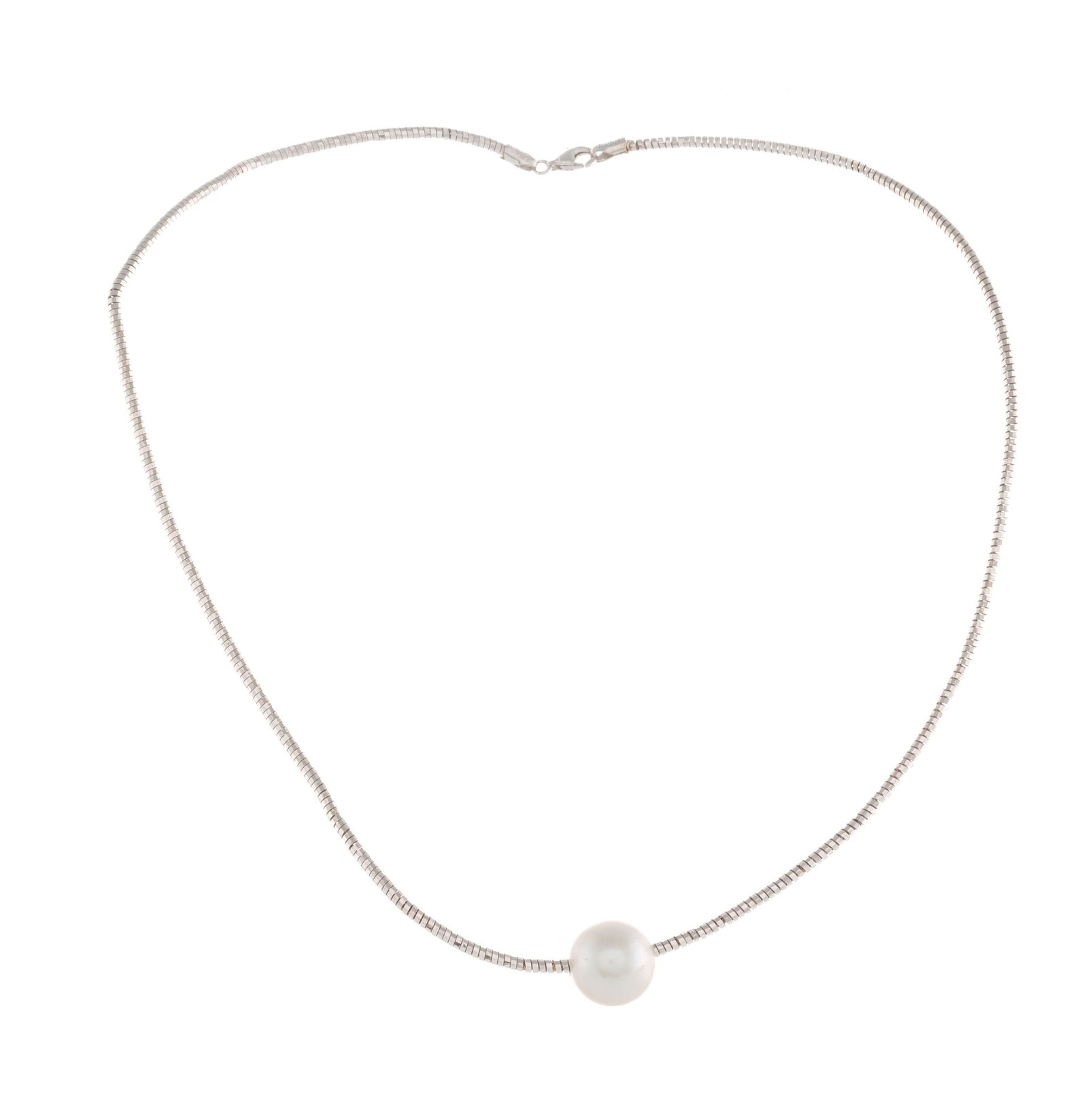 Collier or gris 750 orné d'une perle de culture, long. 43.5 cm, 12g: Collier or gris 750 orné d'une perle de culture, long. 43.5 cm, 12g ConditionMonture: Très bon état. Quelques petites déformations à la chaîne. Gemme: Très bon