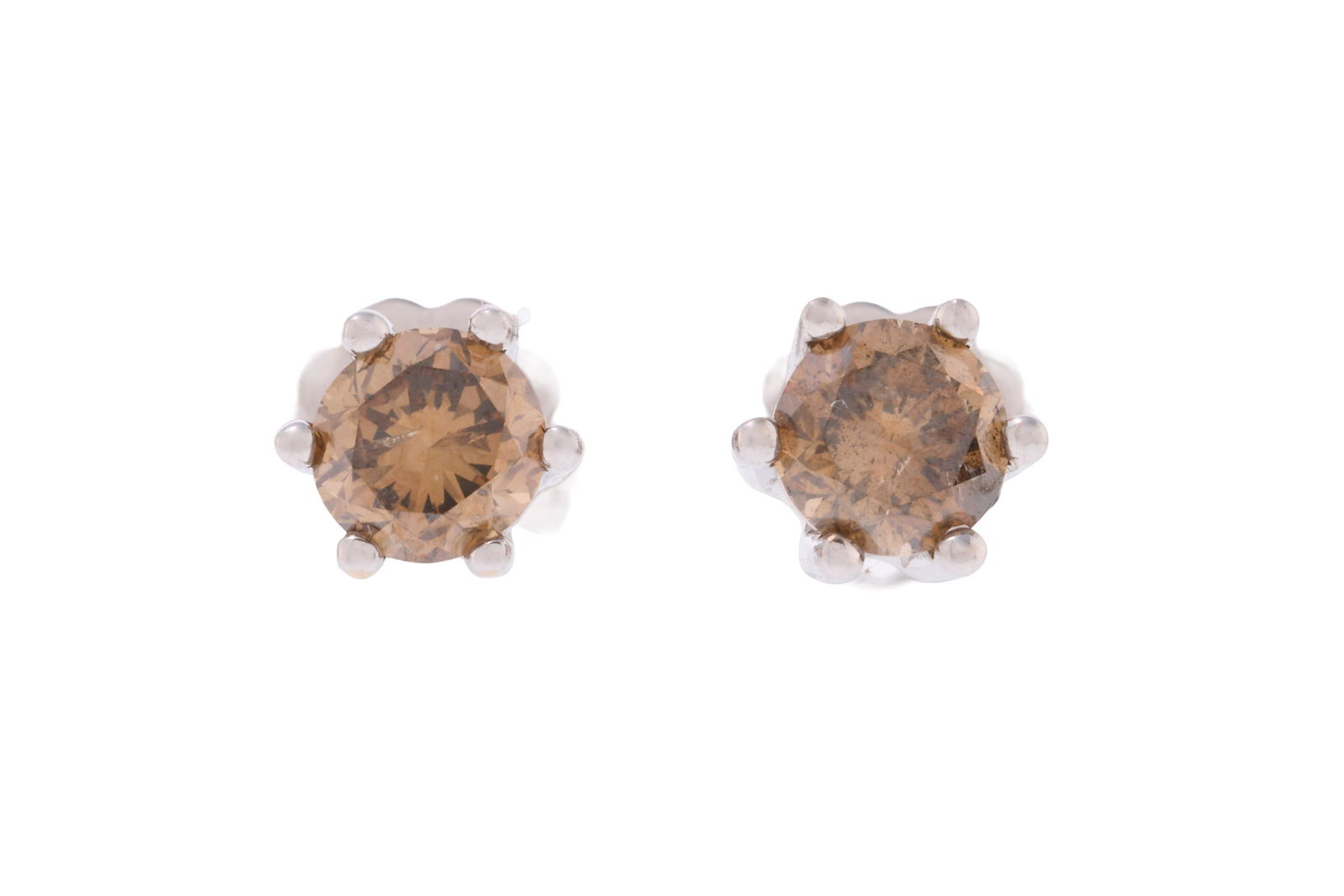 Paire de clous d'oreilles or gris 750 sertis de diamants bruns taille brillant (env. 0.45 ct chacun): Paire de clous d'oreilles or gris 750 sertis de diamants bruns taille brillant (env. 0.45 ct chacun) ConditionTrès bon état de conservation général. Petites fissures naturelles