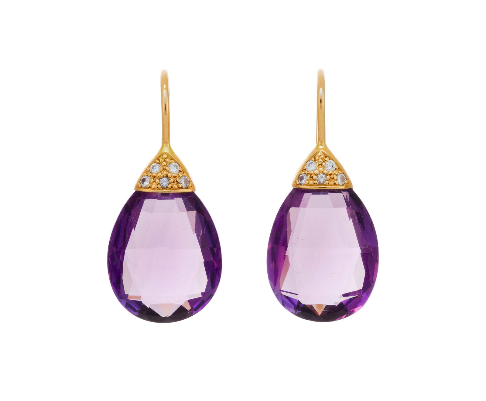 Paire de pendants d'oreilles or rose 750 sertis de diamants taille brillant et retenant des gouttes : Paire de pendants d'oreilles or rose 750 sertis de diamants taille brillant et retenant des gouttes d'améthystes facettées, h. 2.8 cm ConditionBon état de conservation