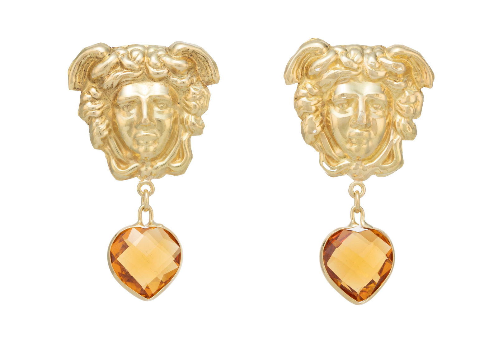 Paire de pendants d'oreilles or 750 à décor de têtes de Méduse retenant des citr: Paire de pendants d'oreilles or 750 à décor de têtes de Méduse retenant des citrines facettées taille cœur, h. 4.4 cm, 6g Condition Bon état de conservation gén