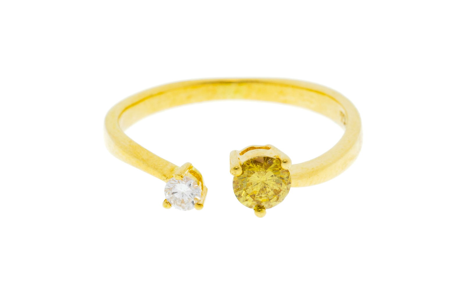 Bague ouverte or 750 sertie de deux diamants taille brillant, l'un jaune et l'autre incolore, doigt  (1 of 4)