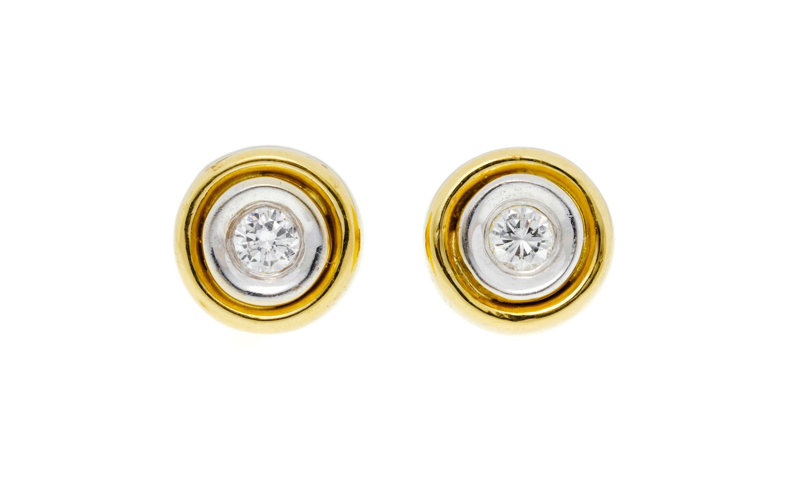 Paire de clous d'oreilles 2 ors 750 sertis de diamants taille brillant, h. 0.9 cm, 3g: Paire de clous d'oreilles 2 ors 750 sertis de diamants taille brillant, h. 0.9 cm, 3g Condition Bon état de conservation général. Présence de rayures et micro rayures d'usage norma