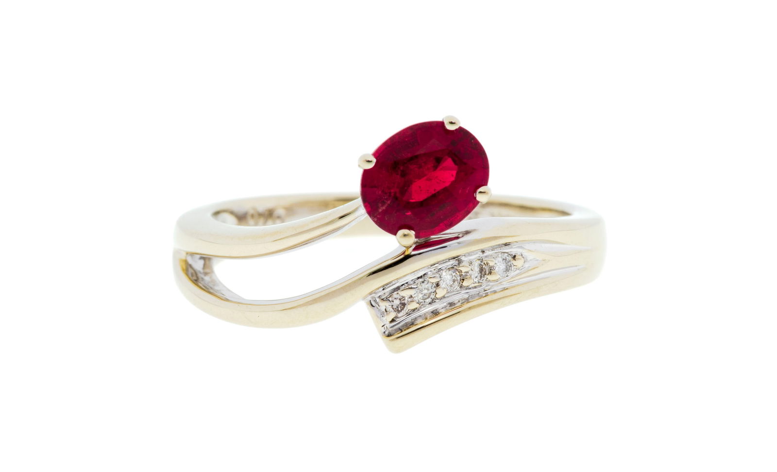 Bague or gris 750 sertie d'une tourmaline rose ovale et de cinq petits diamants taille brillant, doi: Bague or gris 750 sertie d'une tourmaline rose ovale et de cinq petits diamants taille brillant, doigt 52-12, 3g Condition Très bon état général. Présence de micro rayures 