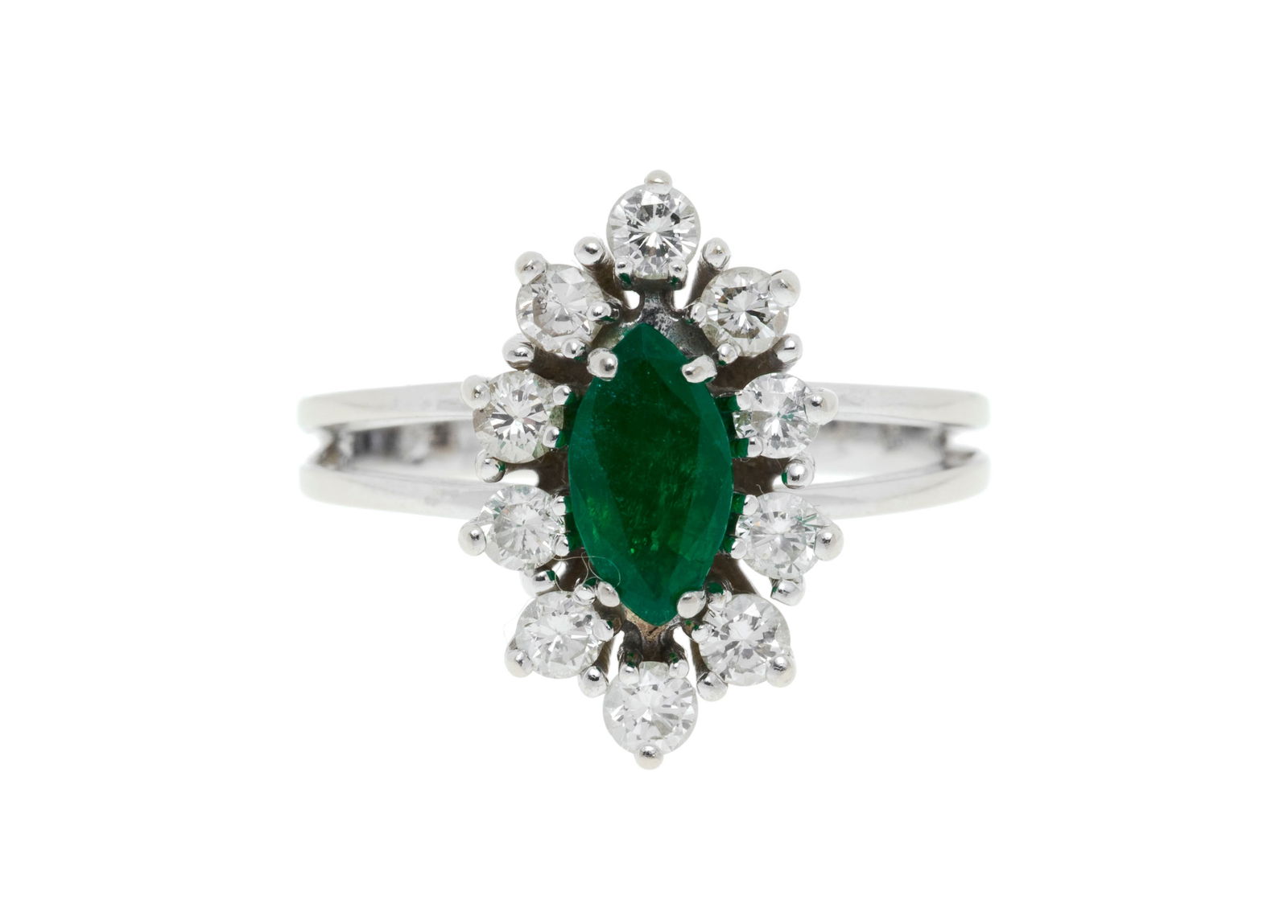 Bague or gris 750 sertie d'une émeraude taille marquise entourée de diamants taille brilla: Bague or gris 750 sertie d'une émeraude taille marquise entourée de diamants taille brillant, doigt 52-12 Condition Bon état de conservation général. Présence de rayures