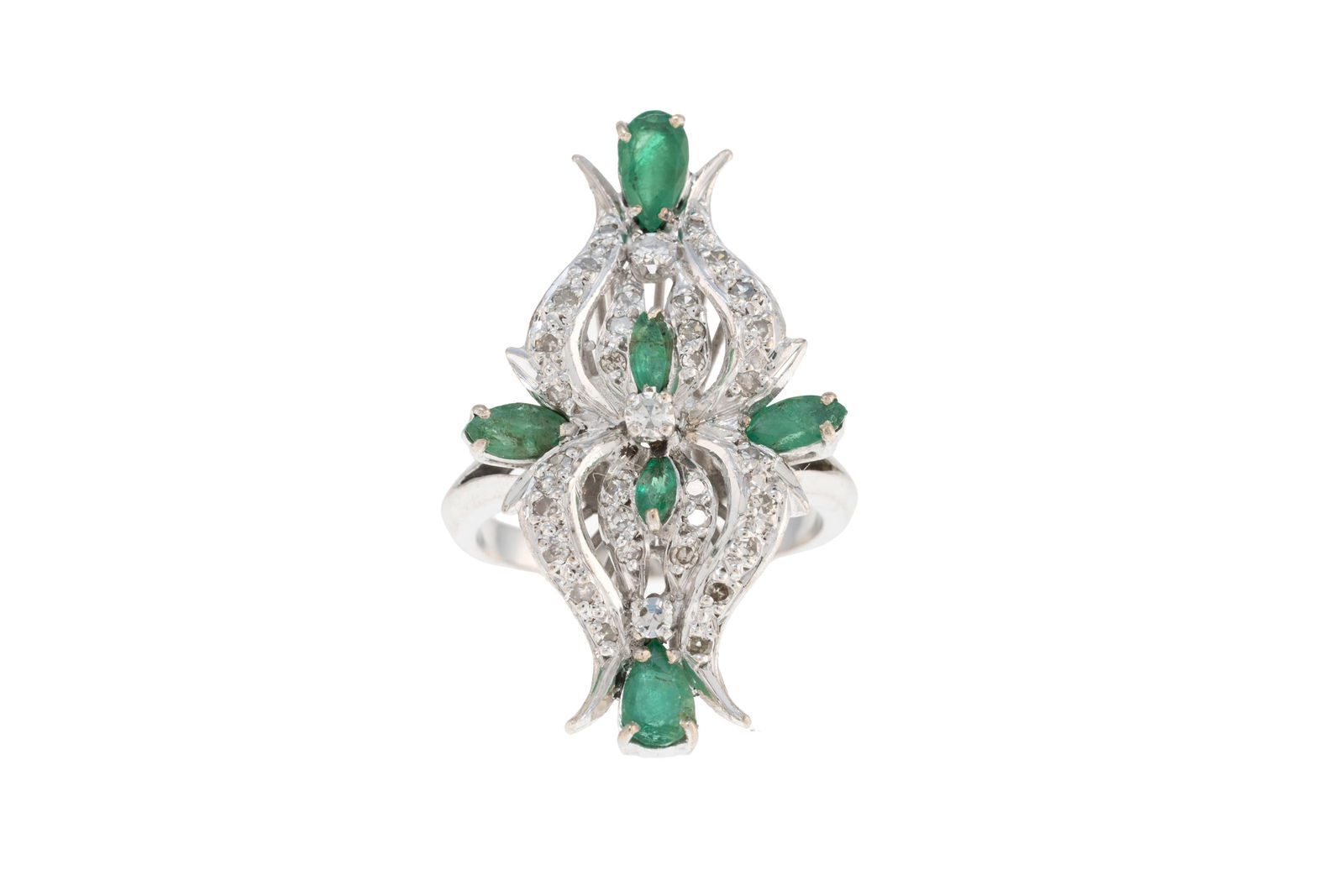 Bague or gris 750 sertie d'émeraudes taille poire et de diamants taille 8/8, doigt 53-13, 6g: Bague or gris 750 sertie d'émeraudes taille poire et de diamants taille 8/8, doigt 53-13, 6g Condition Etat bon à moyen. Présence de rayures à l'or. Fissures et égrisures aux