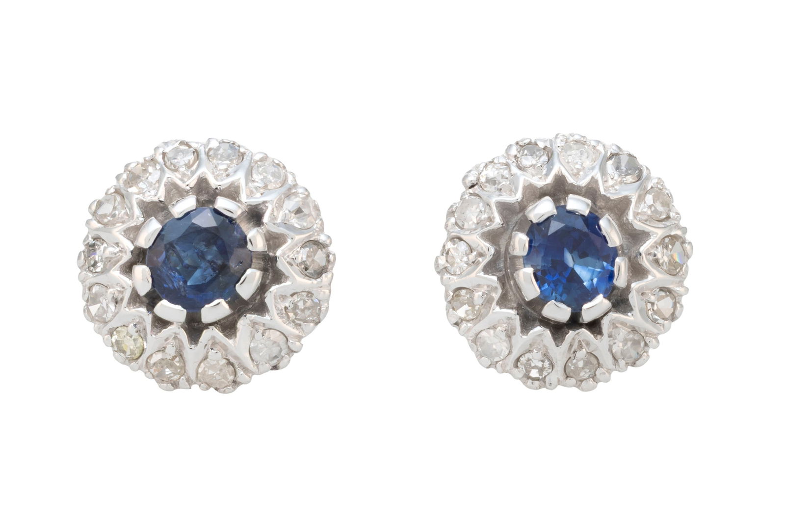 Paire de clous d'oreilles or gris 750 sertis de saphirs entourés de diamants taille brillant, h: Paire de clous d'oreilles or gris 750 sertis de saphirs entourés de diamants taille brillant, h. 1.2 cm, 6g Condition Bon état de conservation général. Présence de rayures et