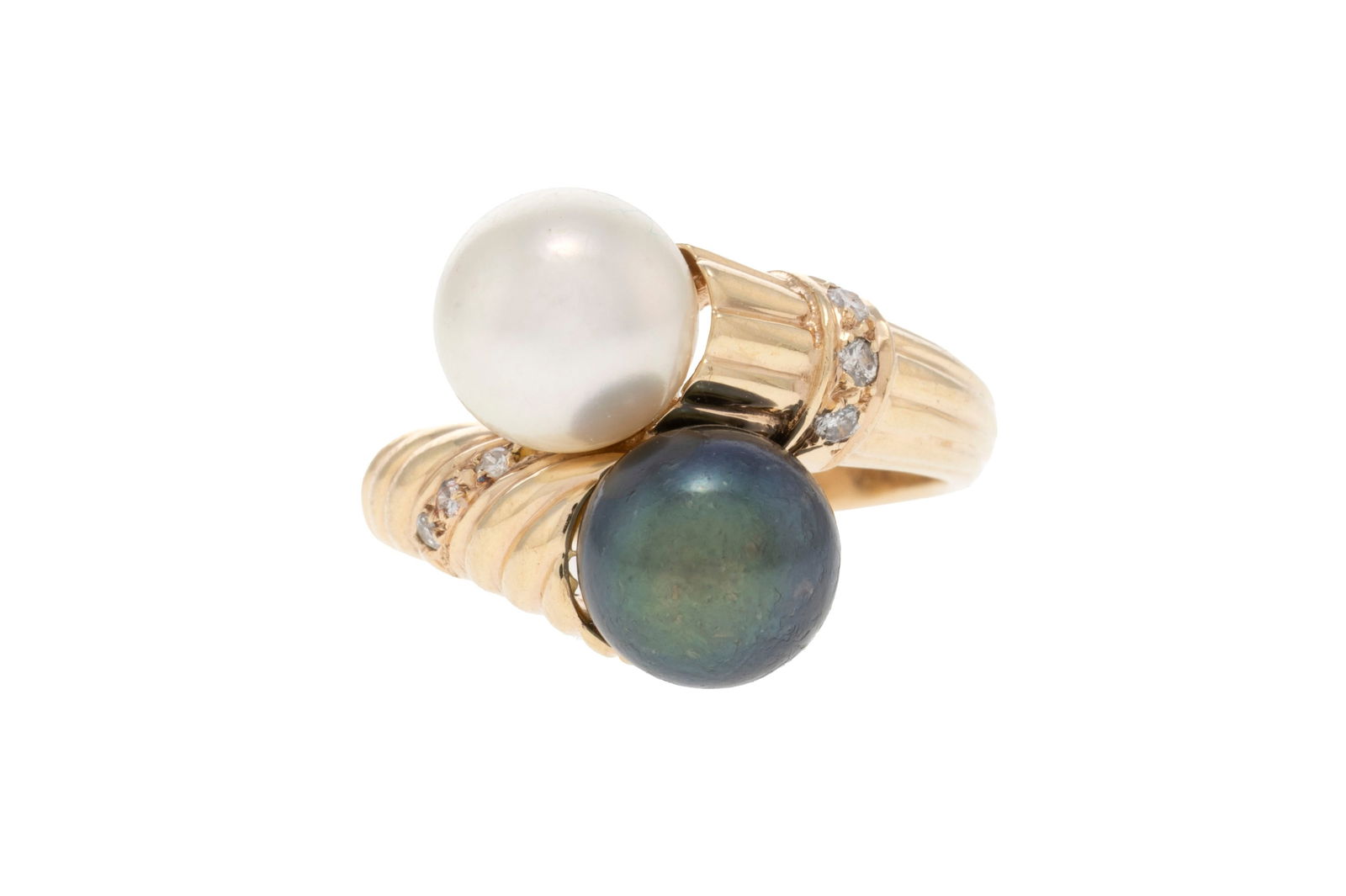 Bague or 585 godronné ornée de deux perles de culture, l'une grise et l'autre blanche : Bague or 585 godronné ornée de deux perles de culture, l'une grise et l'autre blanche épaulées de diamants taille brillant, doigt 49-9 Condition Monture: Bon état de conservat