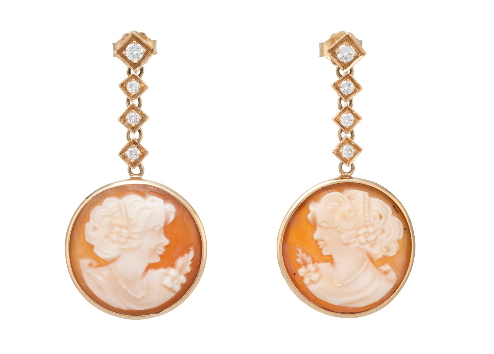 Paire de pendants d'oreilles or 750 sertis de diamants taille brillant et retenant des camées s: Paire de pendants d'oreilles or 750 sertis de diamants taille brillant et retenant des camées sur coquillage à décor de profils féminins, h. 4.4 cm, 10g ConditionBon état de