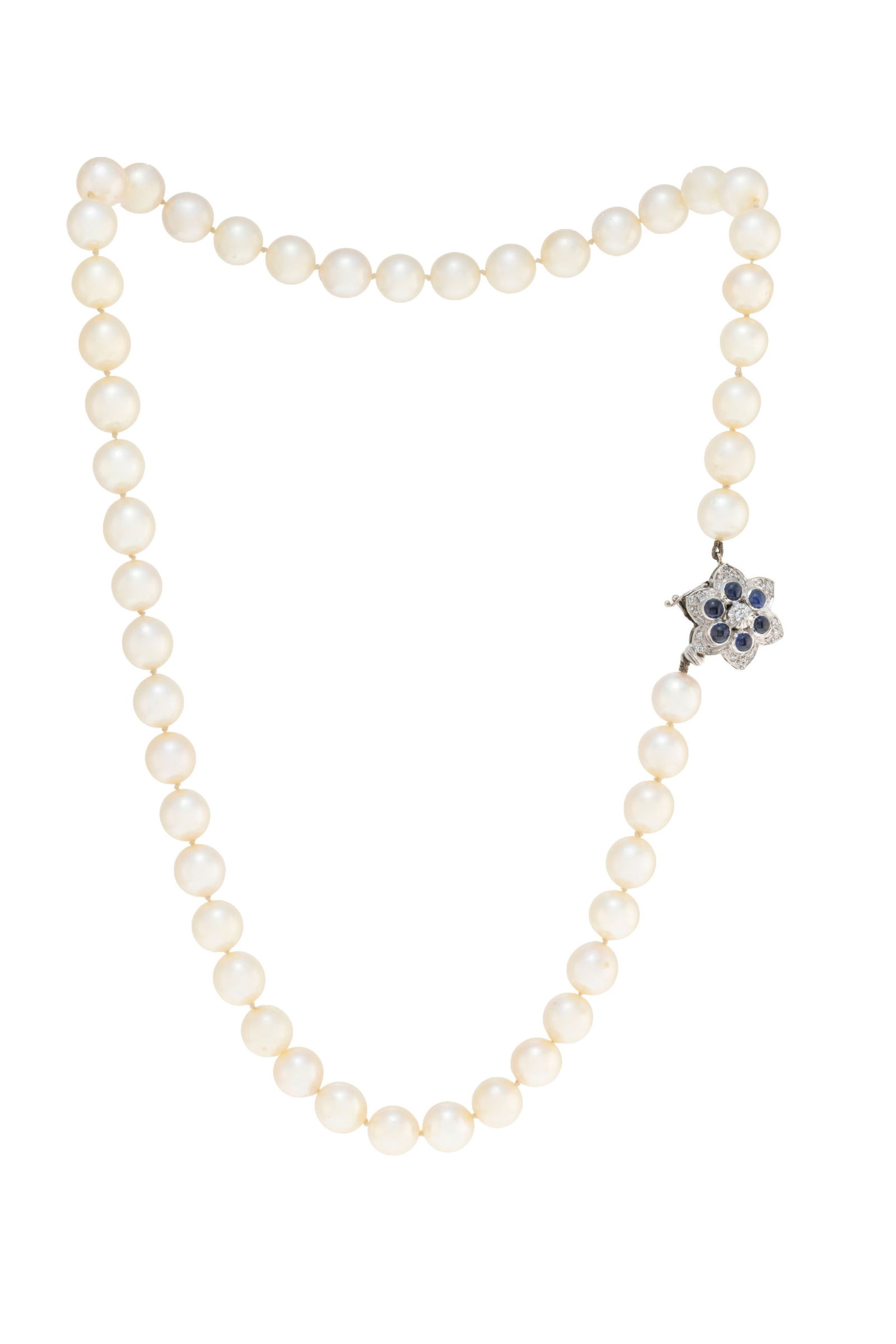 Collier 1 rang de perles de culture blanches, fermoir étoile en or gris 750 serti de cabochons : Collier 1 rang de perles de culture blanches, fermoir étoile en or gris 750 serti de cabochons de saphirs et de diamants taille 8/8, long. 49 cm ConditionBon état de conservation