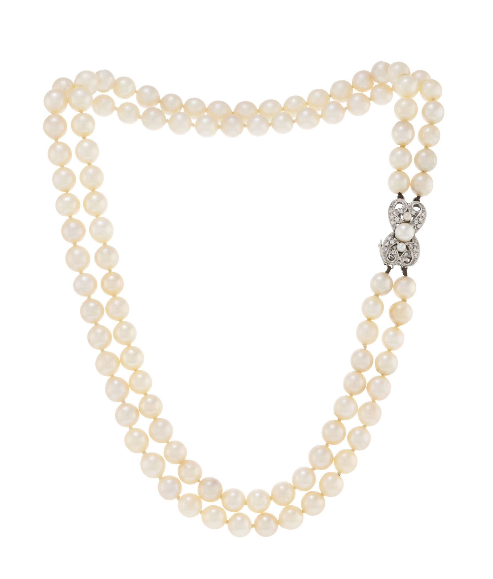 Collier 2 rangs de perles de culture blanches, fermoir en or gris 750 serti de diamants taille 8/8 e: Collier 2 rangs de perles de culture blanches, fermoir en or gris 750 serti de diamants taille 8/8 et de 3 perles de culture, long. 44.5 cm ConditionBon état de conservation général.