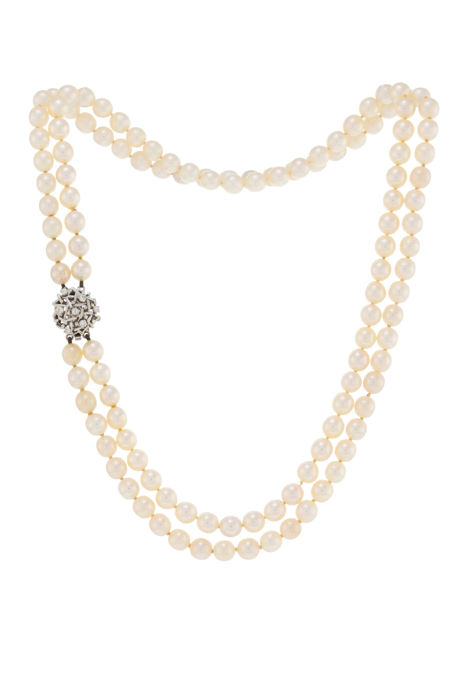 Collier 2 rangs de perles de culture blanches, fermoir en or gris 750 serti de diamants taille brill: Collier 2 rangs de perles de culture blanches, fermoir en or gris 750 serti de diamants taille brillant, long. 44.5 cm ConditionBon état de conservation général. Présence de