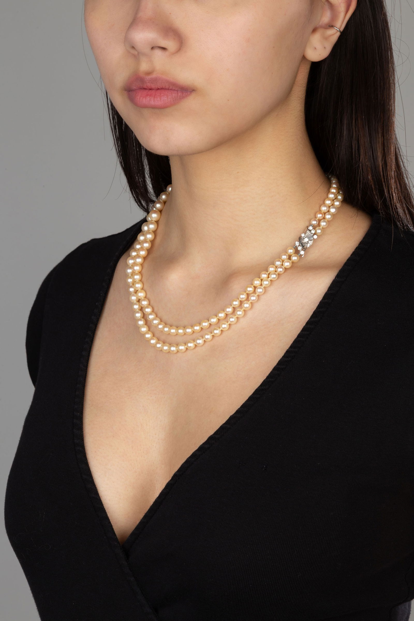 Collier 2 rangs de perles de culture en chute, fermoir en or gris 750 serti de diamants taille brill - 4