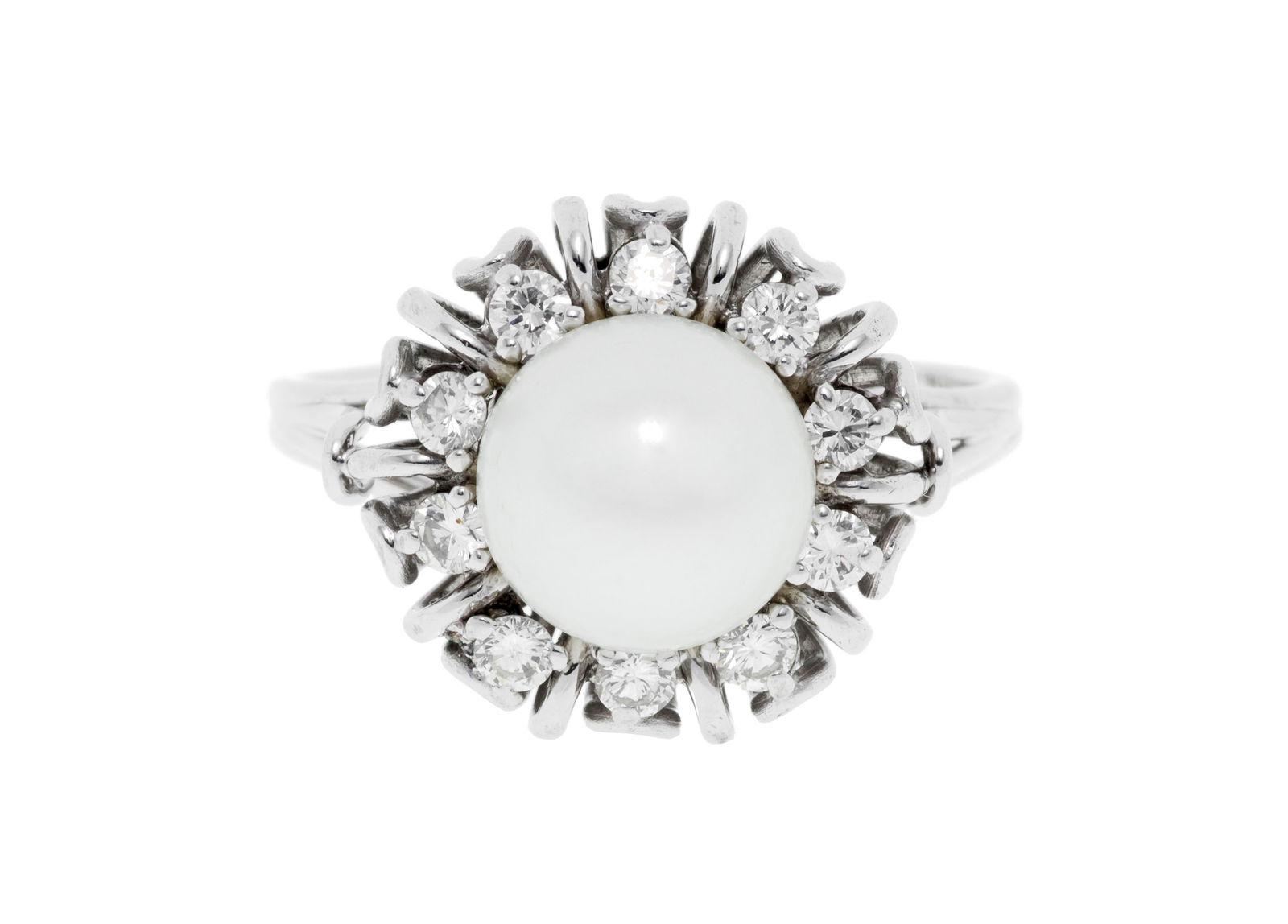 Bague or gris 750 ornée d'une perle de culture blanche entourée de diamants taille brillan (1 of 3)