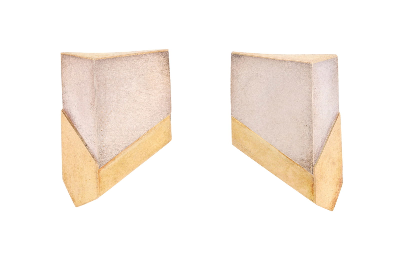 Paire de boucles d'oreilles argent texturé à décor géométrique, h. 3.2 cm, : Paire de boucles d'oreilles argent texturé à décor géométrique, h. 3.2 cm, 17g Condition Bon état de conservation général. Présence de rayures et micro ray