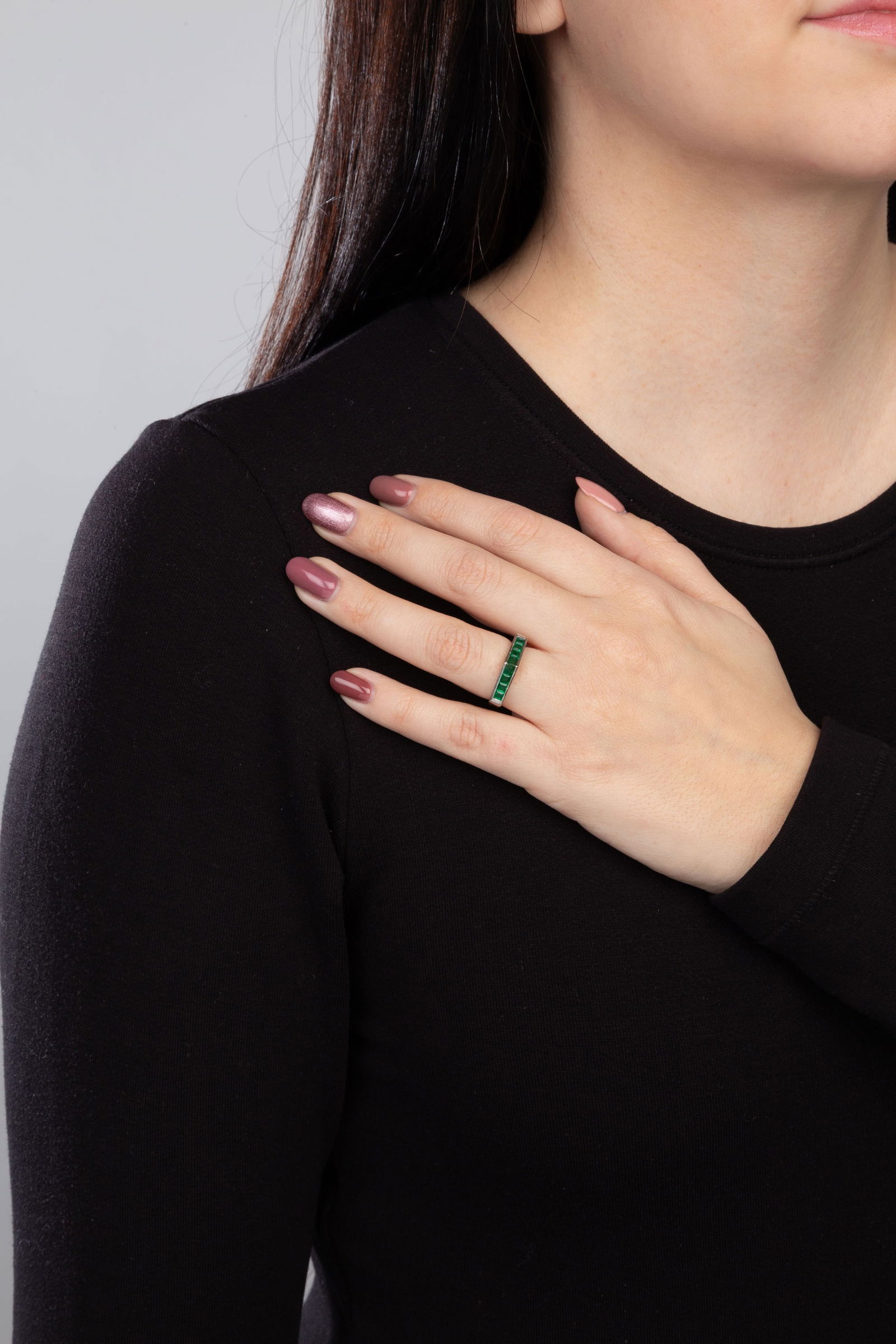 Piaget, bague or gris 750 sertie d'une ligne d'émeraudes carrées, signée, doigt 50-10 - 4