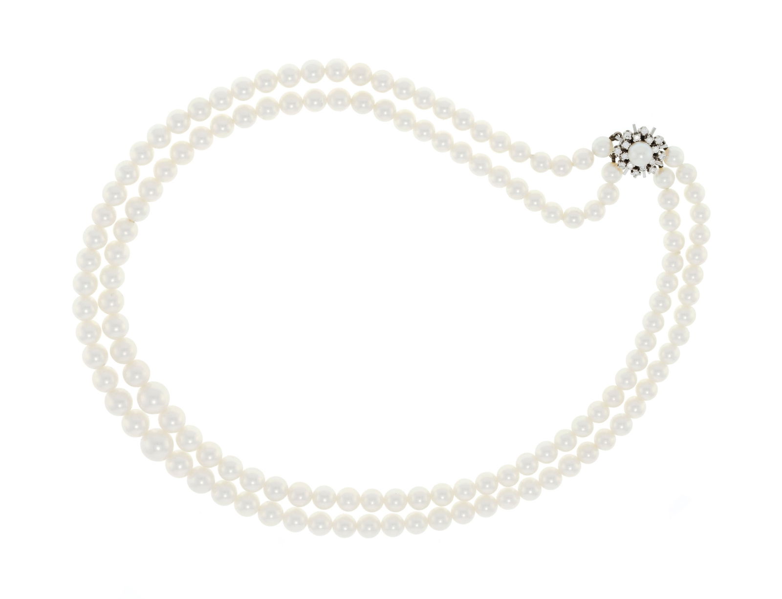 Collier 2 rangs de perles de culture en chute, fermoir en or gris 750 serti de diamants taille brill: Collier 2 rangs de perles de culture en chute, fermoir en or gris 750 serti de diamants taille brillant et d'une perle de culture, long. 43.5 cm ConditionTrès bon état de conservation