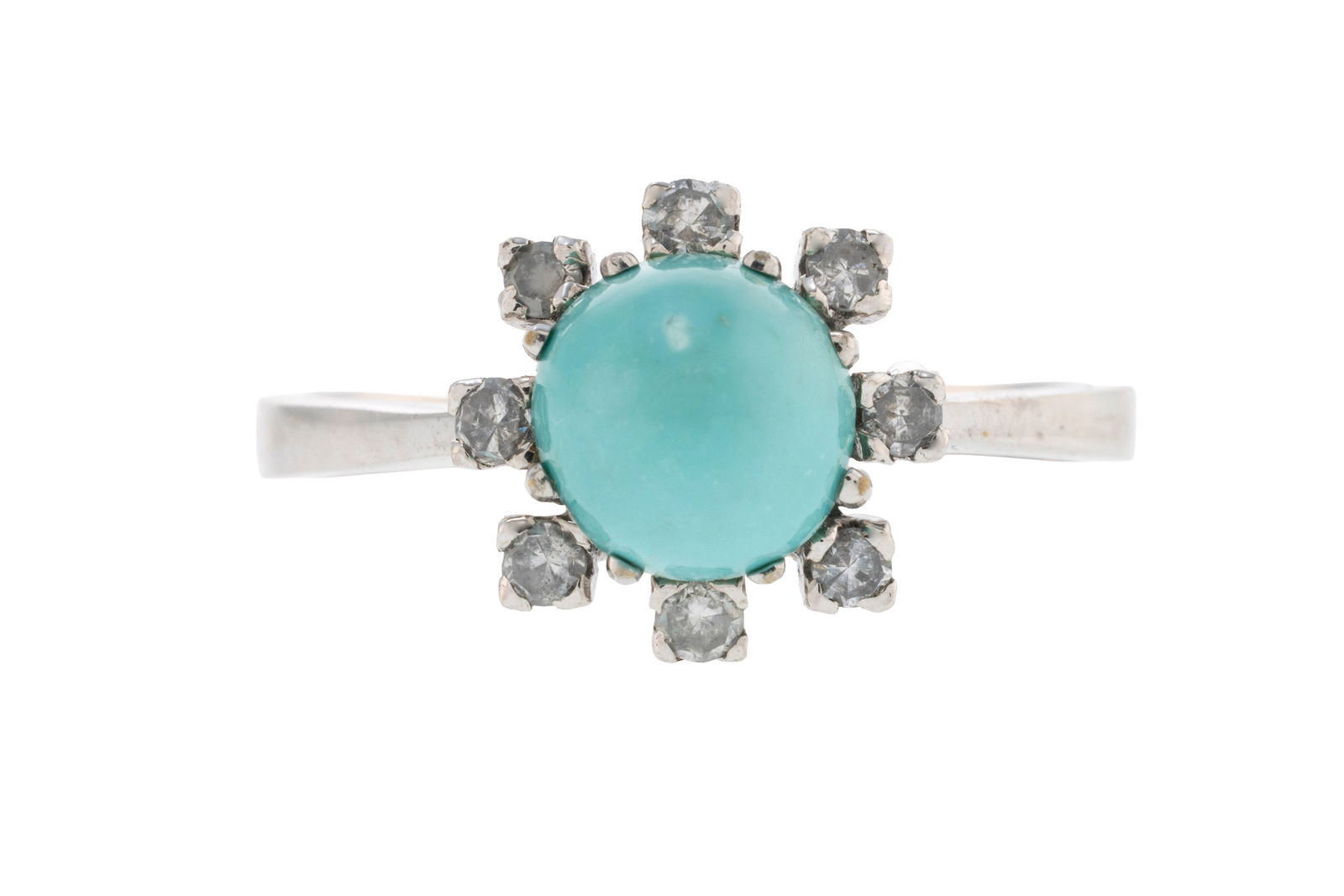 Bague or gris 750 ornée d'une turquoise entourée de diamants taille 8/8, doigt 56.5-16.5: Bague or gris 750 ornée d'une turquoise entourée de diamants taille 8/8, doigt 56.5-16.5 ConditionBon état de conservation général Présence de micro rayures et rayures