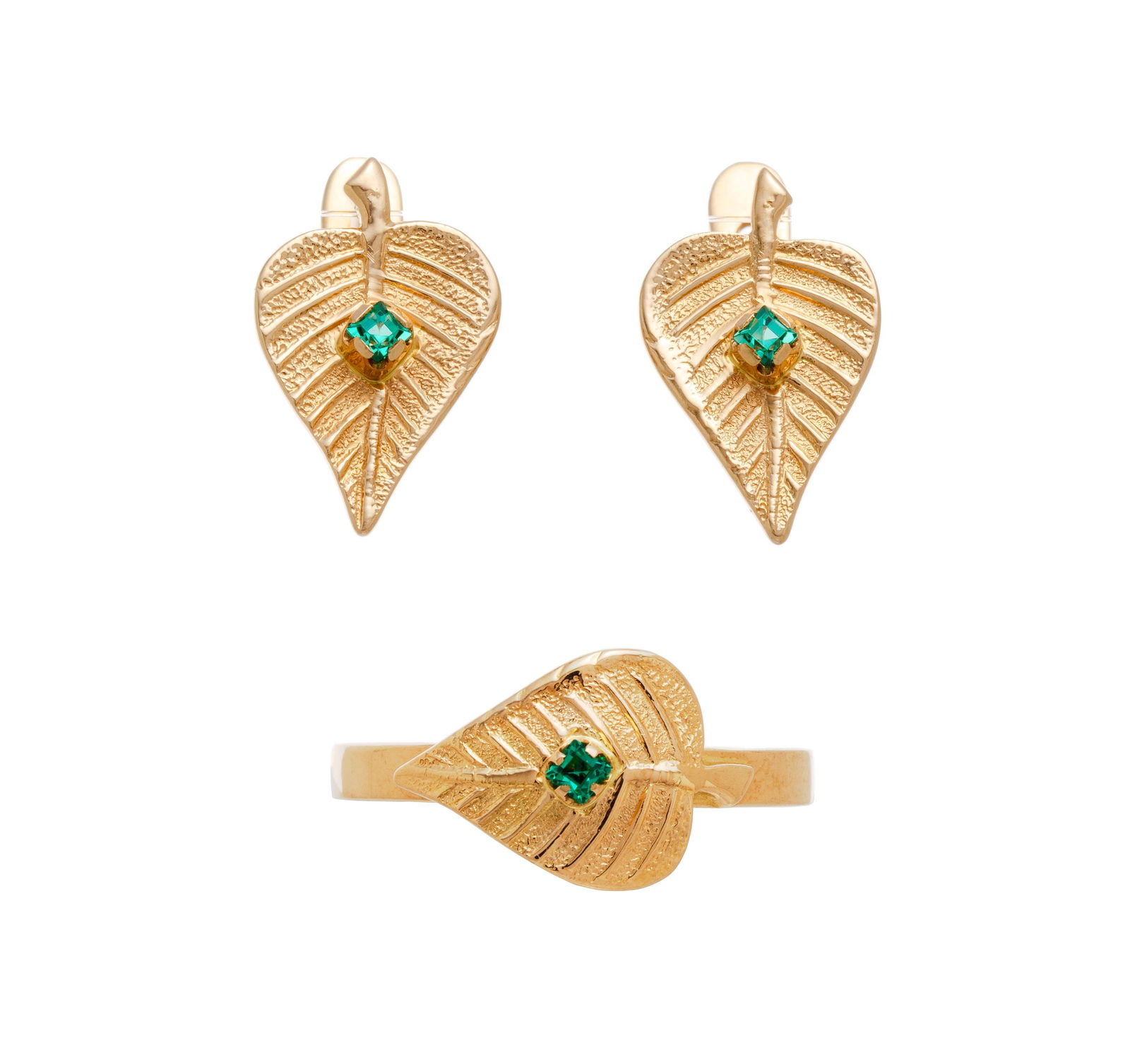 Ensemble composé d'une bague et d'une paire de boucles d'oreilles or rose 375 à décor: Ensemble composé d'une bague et d'une paire de boucles d'oreilles or rose 375 à décor végétal sertis de verre vert, doigt 58-18, h. 1.6 cm, 6g