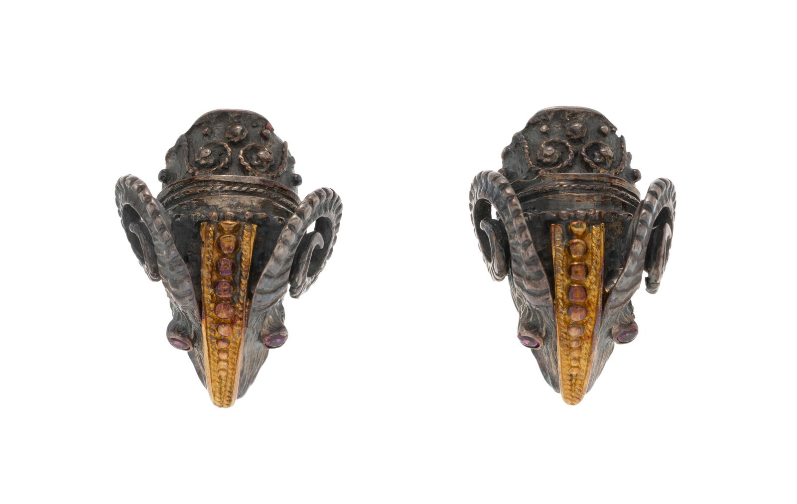 Maramenos&Pateras, paire de boucles d'oreilles béliers argent et or 750, les yeux sertis de rub: Maramenos&Pateras, paire de boucles d'oreilles béliers argent et or 750, les yeux sertis de rubis taille rond, signés, h. 2.1 cm Condition Bon état de conservation général