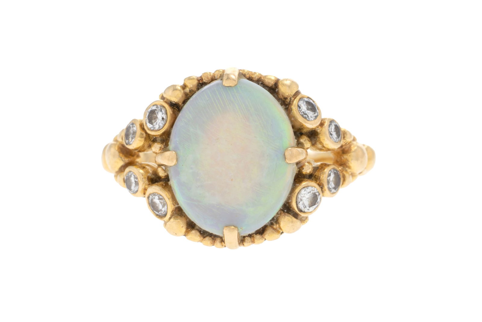 Gilbert Albert, bague or 750 perlé sertie d'une opale blanche épaulée de diamants tai: Gilbert Albert, bague or 750 perlé sertie d'une opale blanche épaulée de diamants taille brillant, signée, numérotée 3306, doigt 45-5 ConditionMonture: Bon état